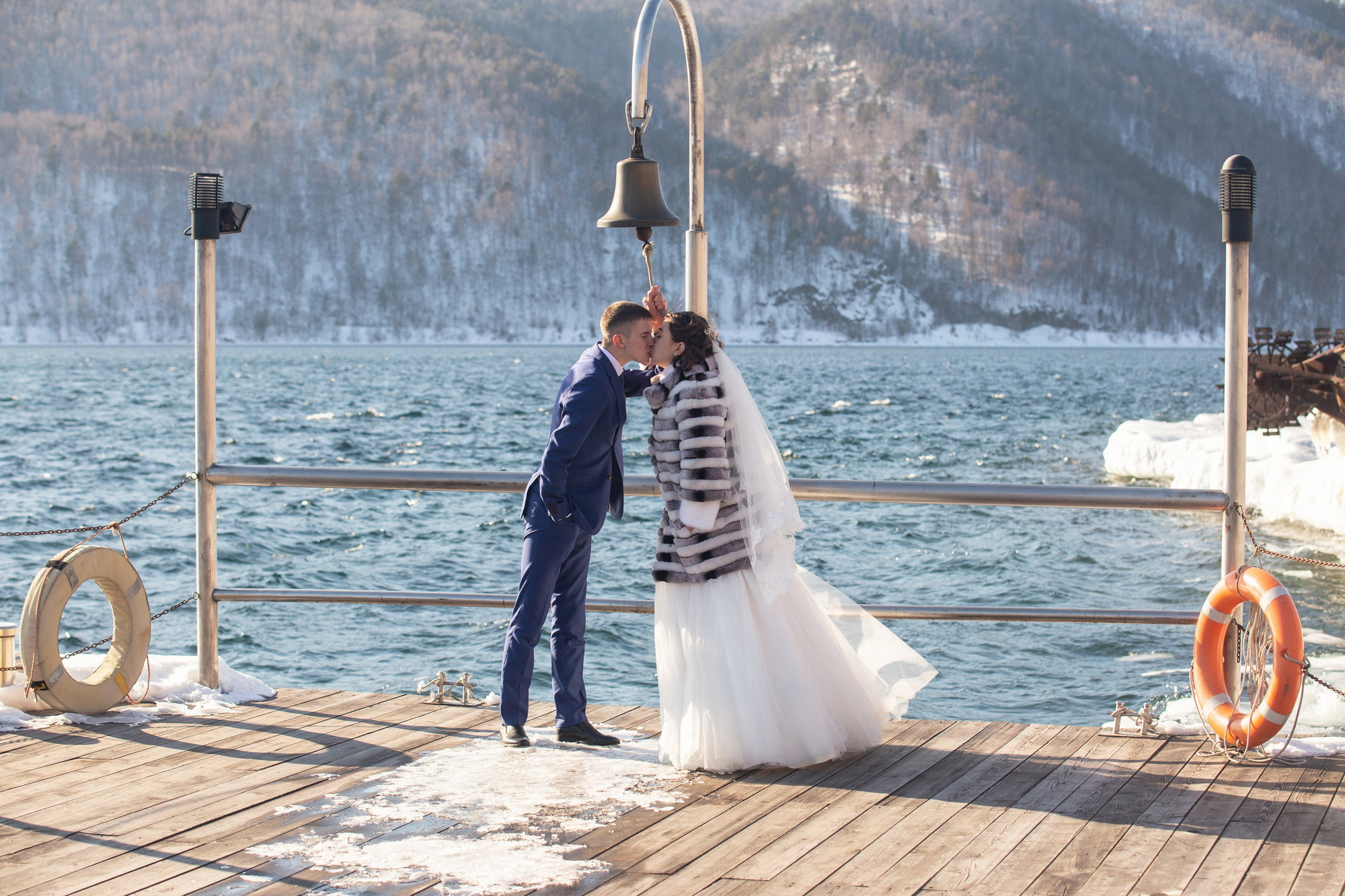 Свадебная фотосессия в Иркутске зимой. Фотограф видеограф Иркутск фото видео студия Алексея Марамзина