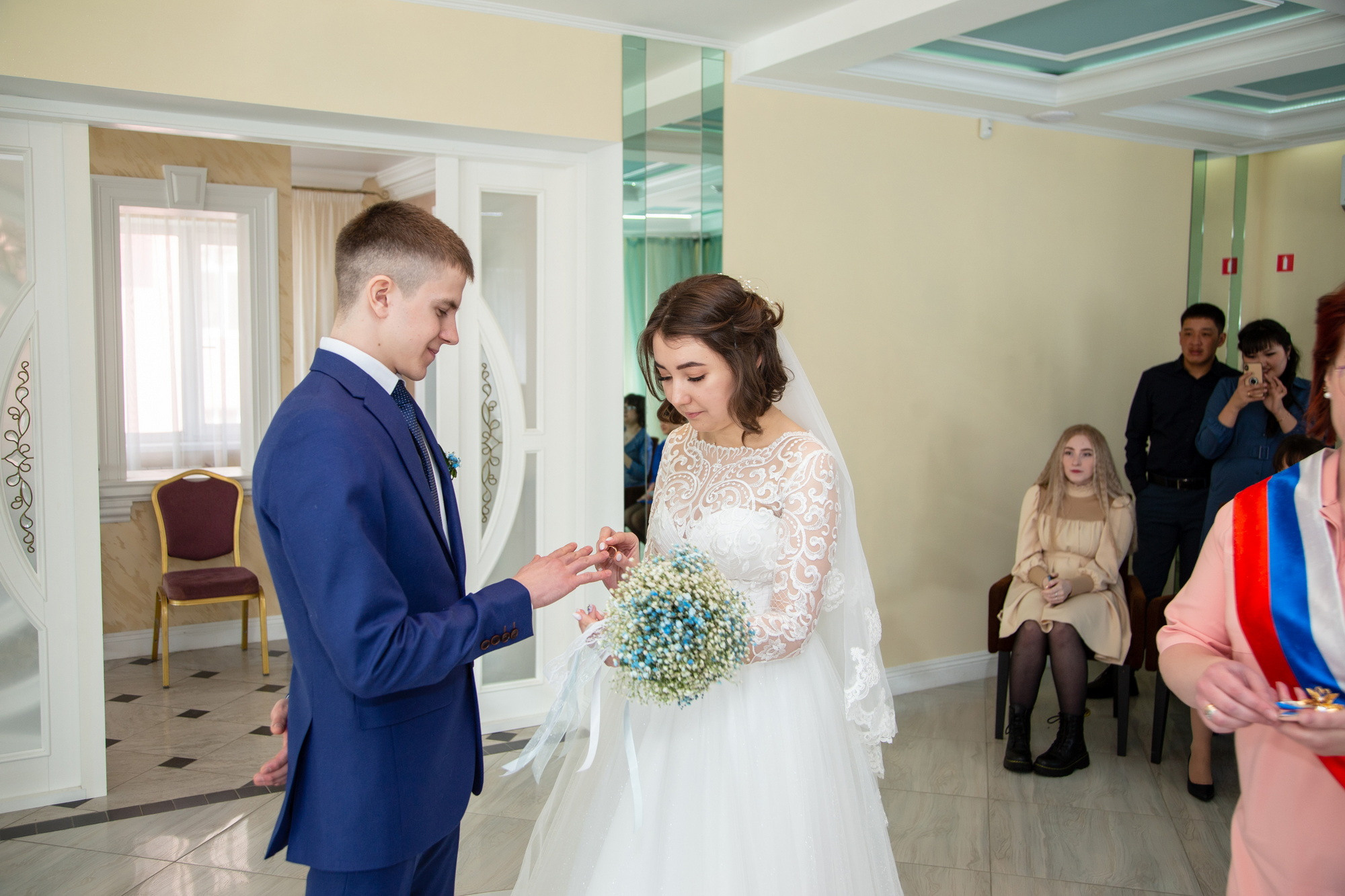 Свадебная фотосессия в Иркутске зимой. Фотограф видеограф Иркутск фото видео студия Алексея Марамзина