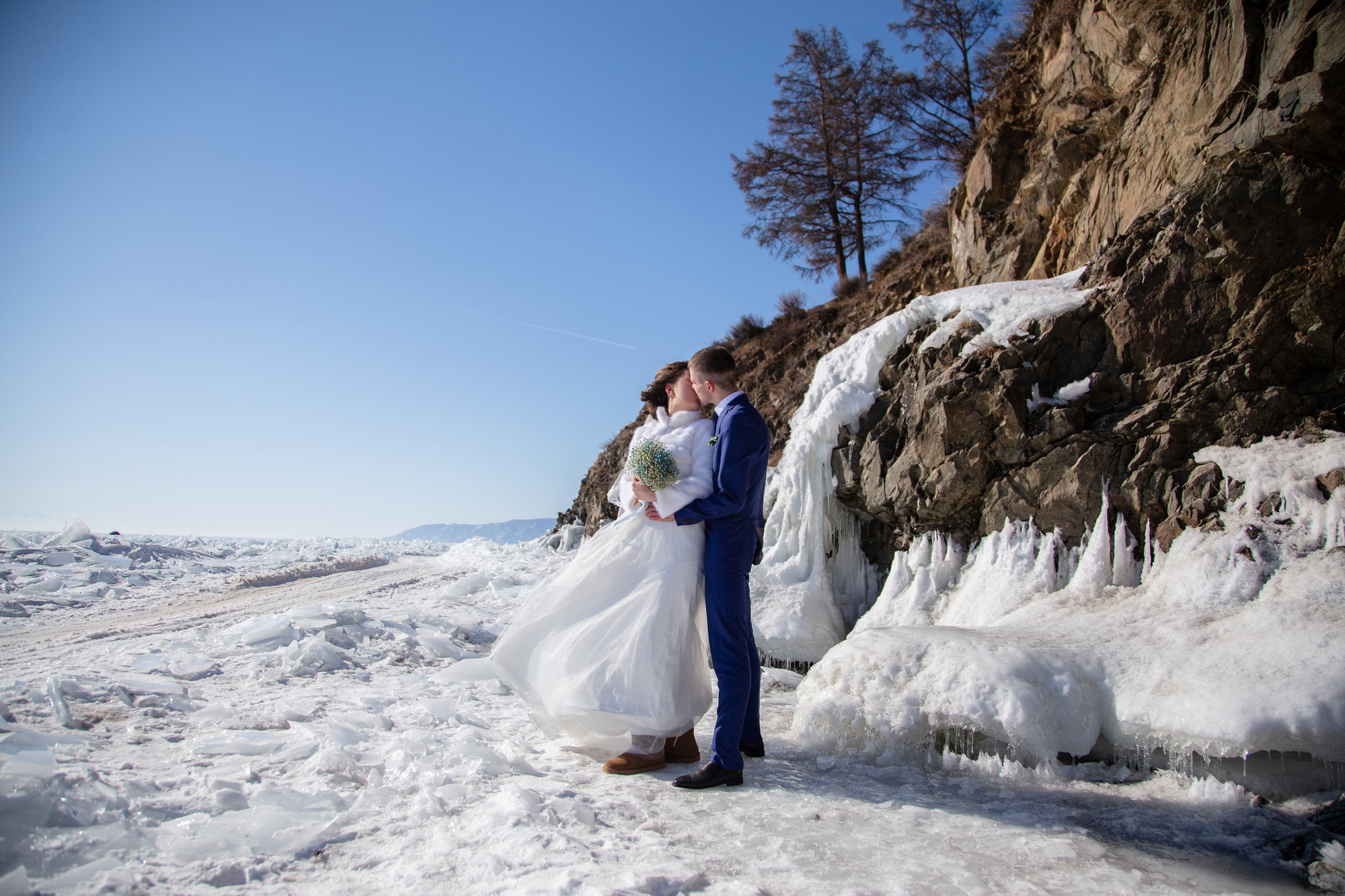 Свадебная фотосессия в Иркутске зимой. Фотограф видеограф Иркутск фото видео студия Алексея Марамзина