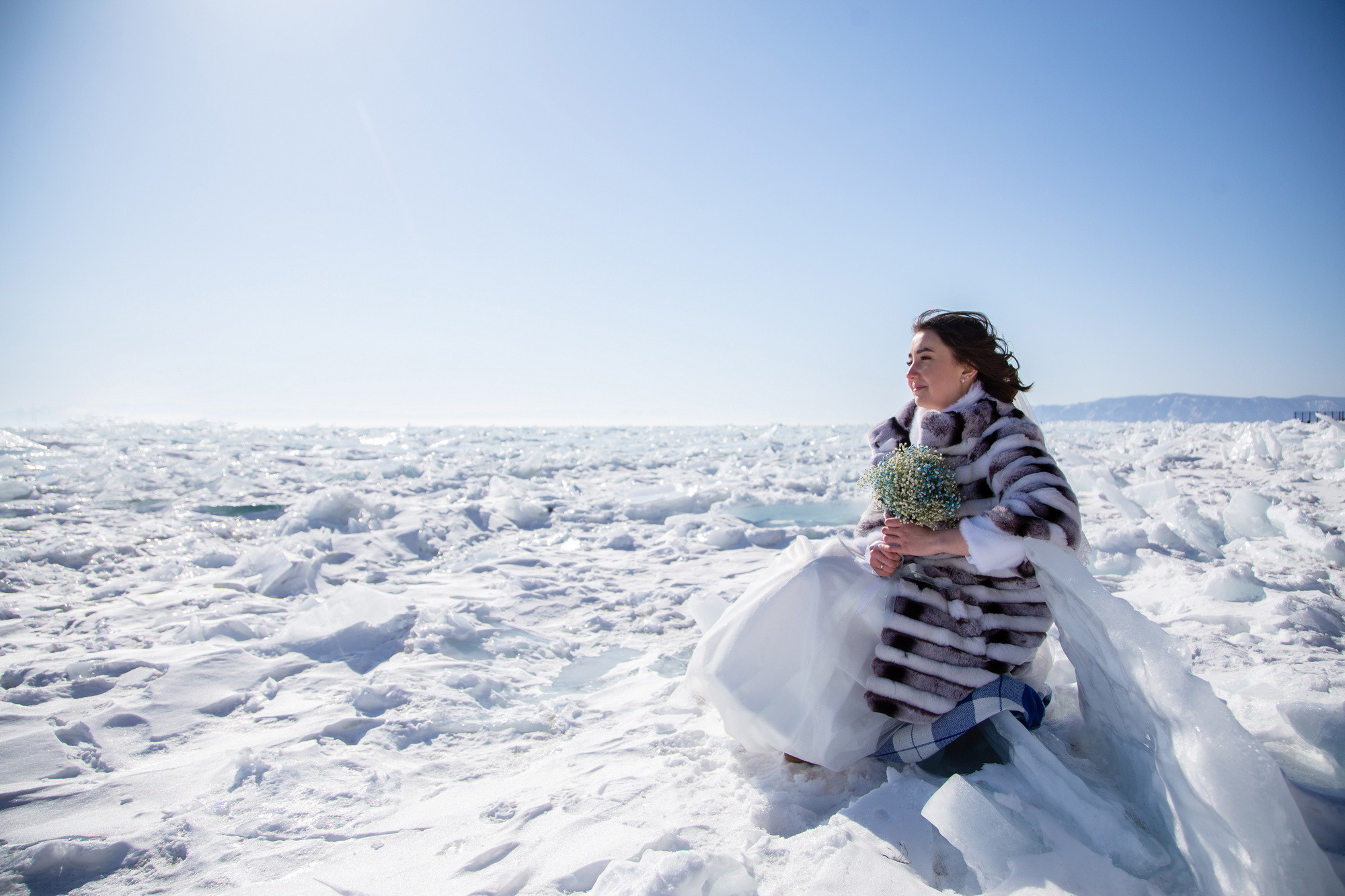 Свадебная фотосессия в Иркутске зимой. Фотограф видеограф Иркутск фото видео студия Алексея Марамзина