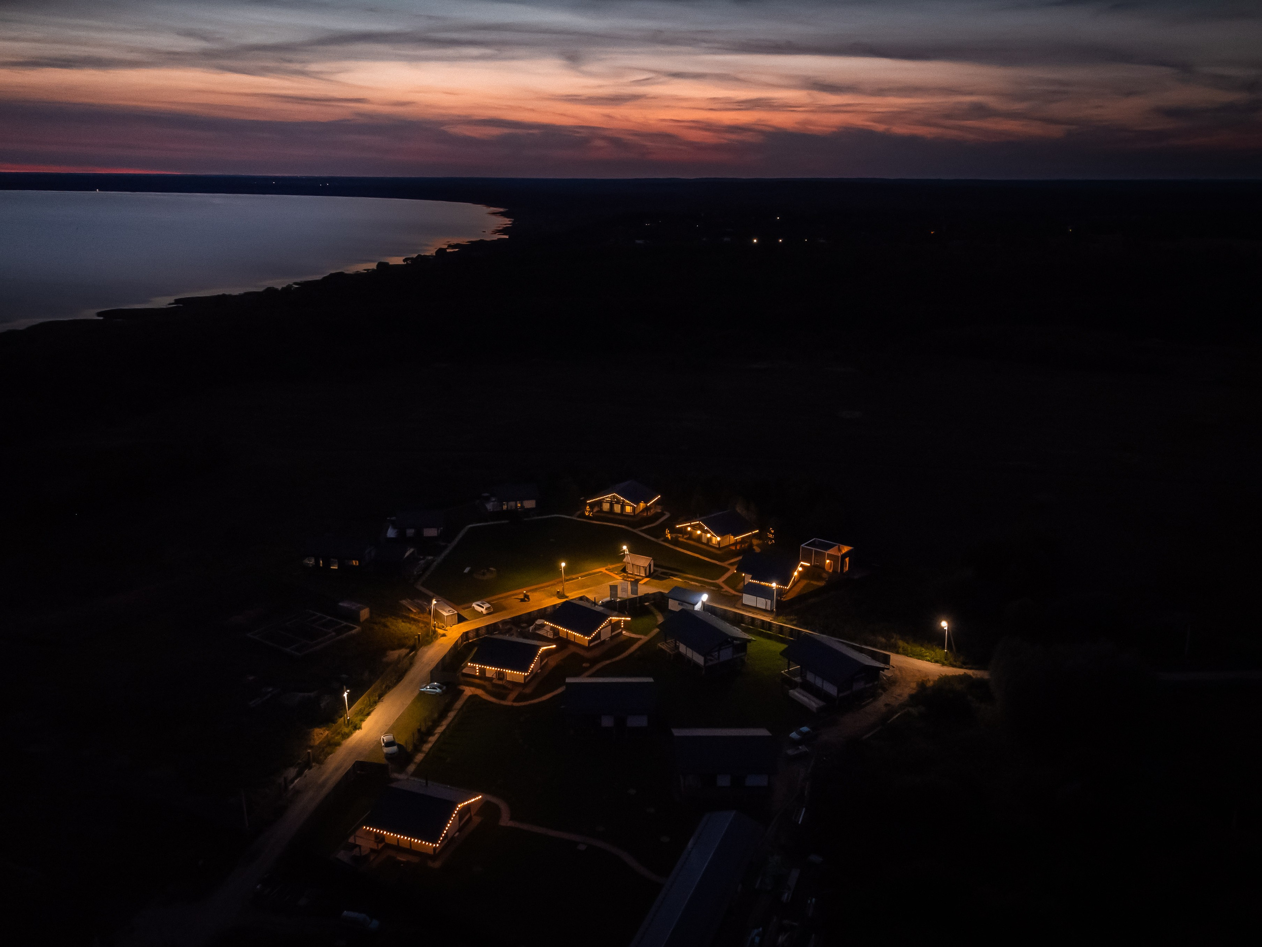 Переславль - Залесский, Загородный клуб "ОЗЕРО", Плещеево озеро, крестова гора, небо, трава, лето, ночь, дом