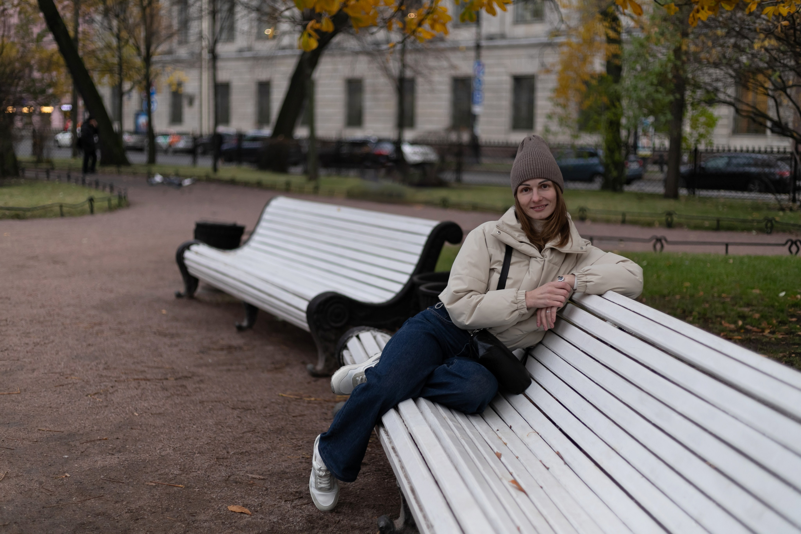 Фотопрогулка в Санкт-Петербурге - девушка на скамейке в Екатерининском сквере