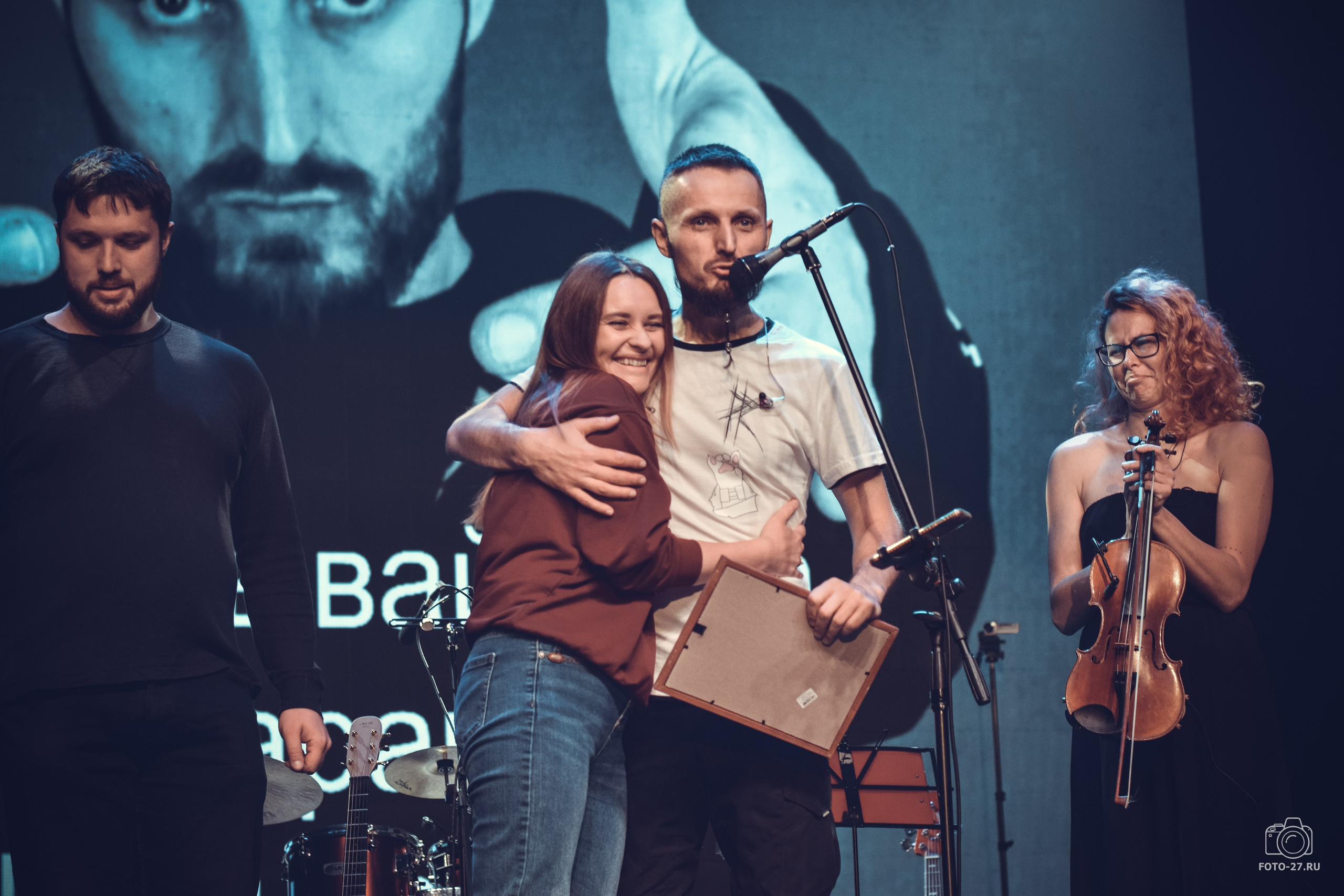 Антон Курдюмов фотограф в Хабаровске Рина Курдюмова фото27 foto27 Антон Дорофеев репортажный репортаж документалист Тони и Рина фотосоздатели ПаПаРоК Философия и любовь сольный концерт ОДОРА Хабаровск