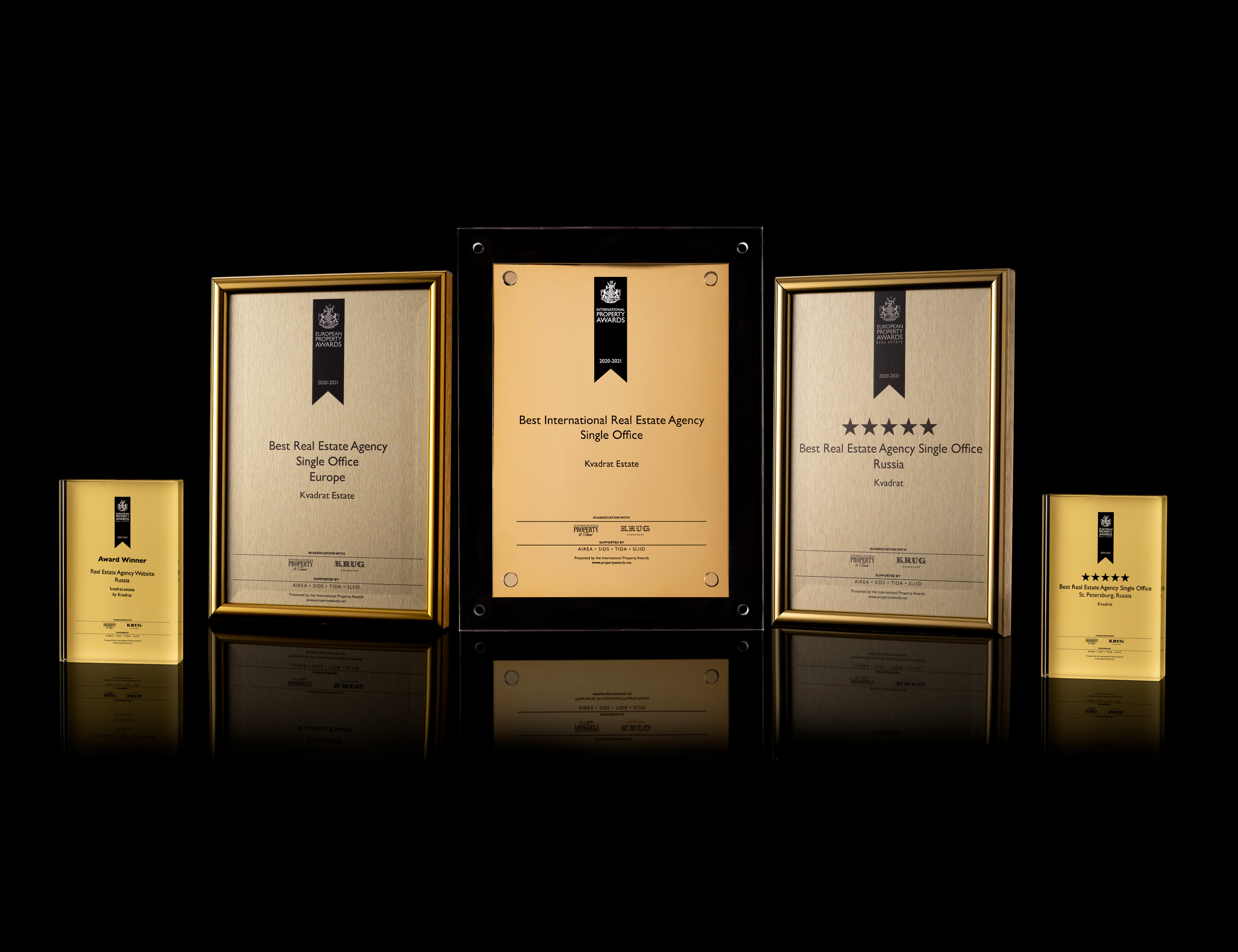 предметная и рекламная фотосъемка золотых именных табличек