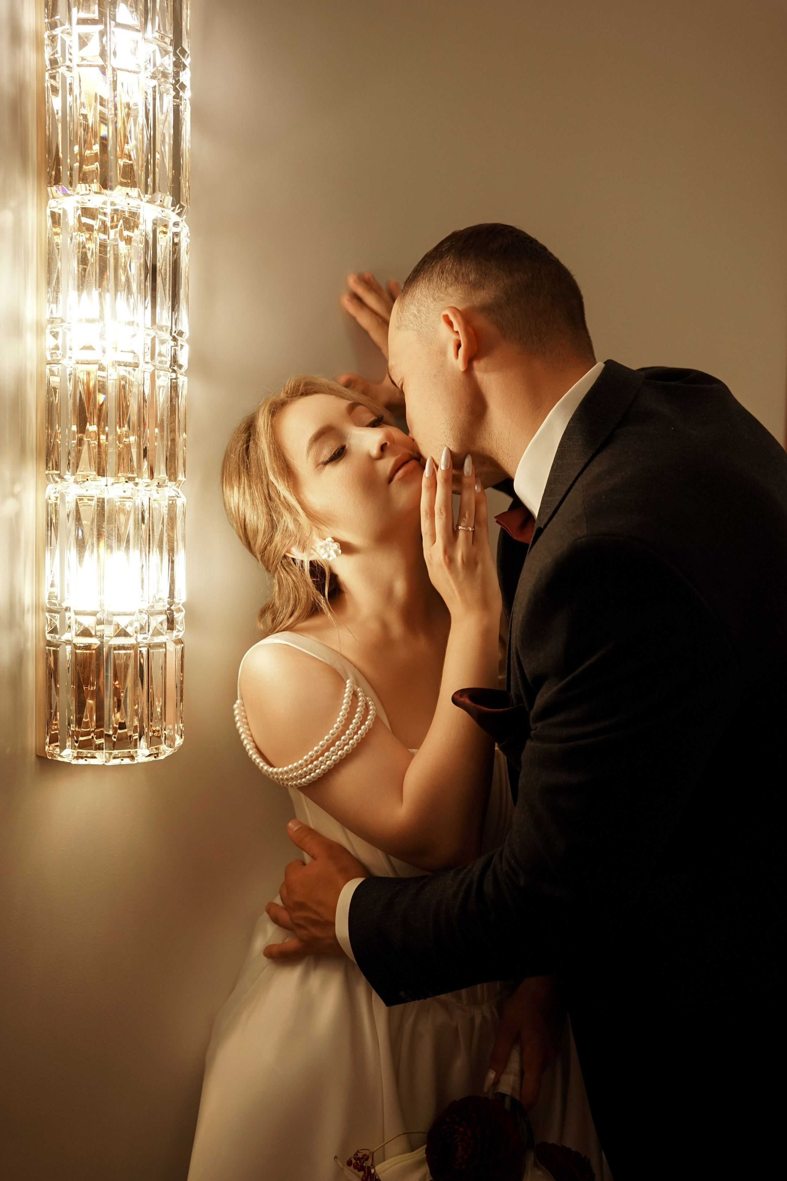 Кристина и Андрей: лавстори в гостинице и динамичный банкет. Фотограф в Иркутске