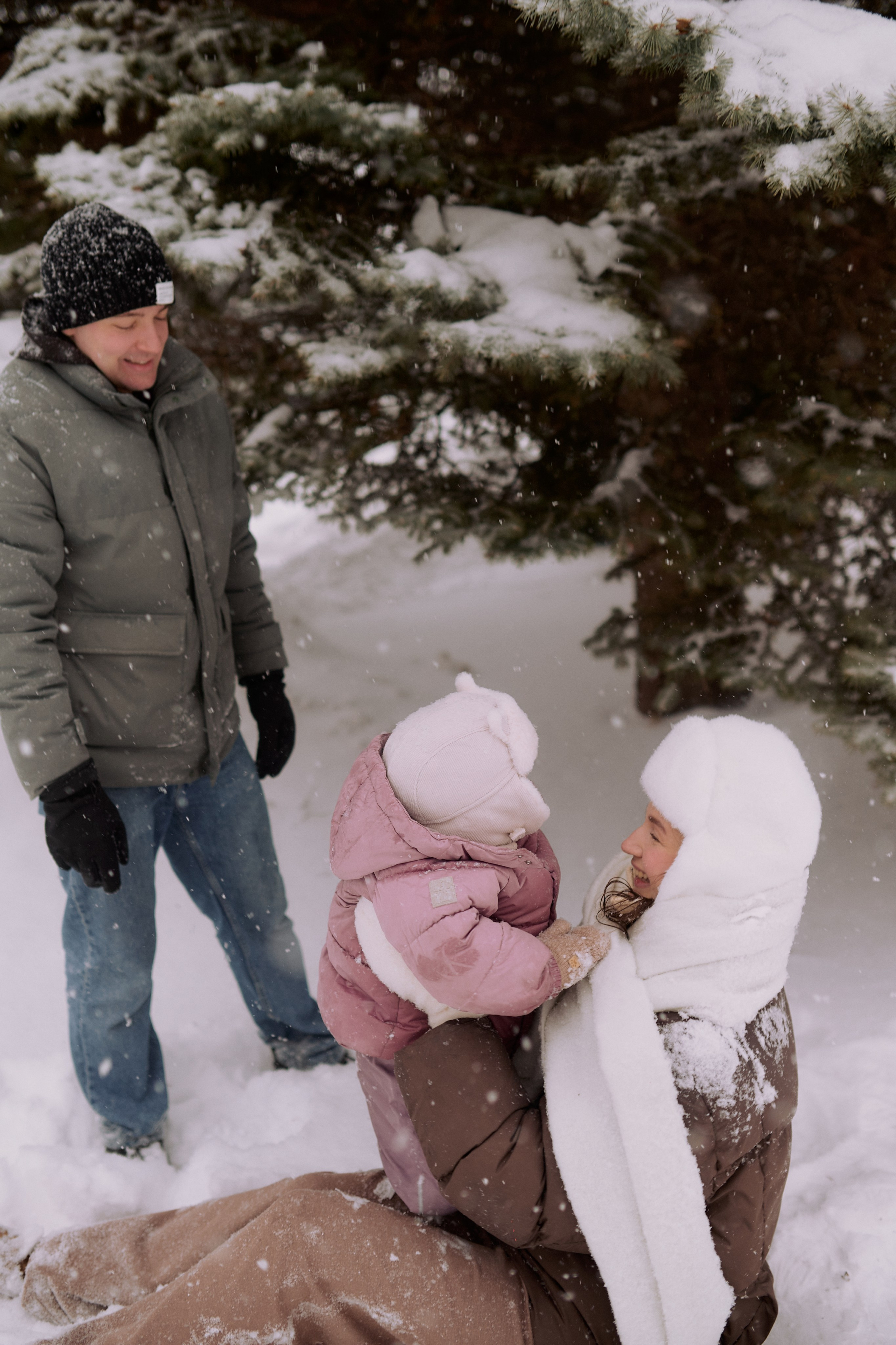 Андрей, Леся и Василиса в снежном парке. Семейный и свадебный lifestyle-фотограф в Москве Мария Петрова