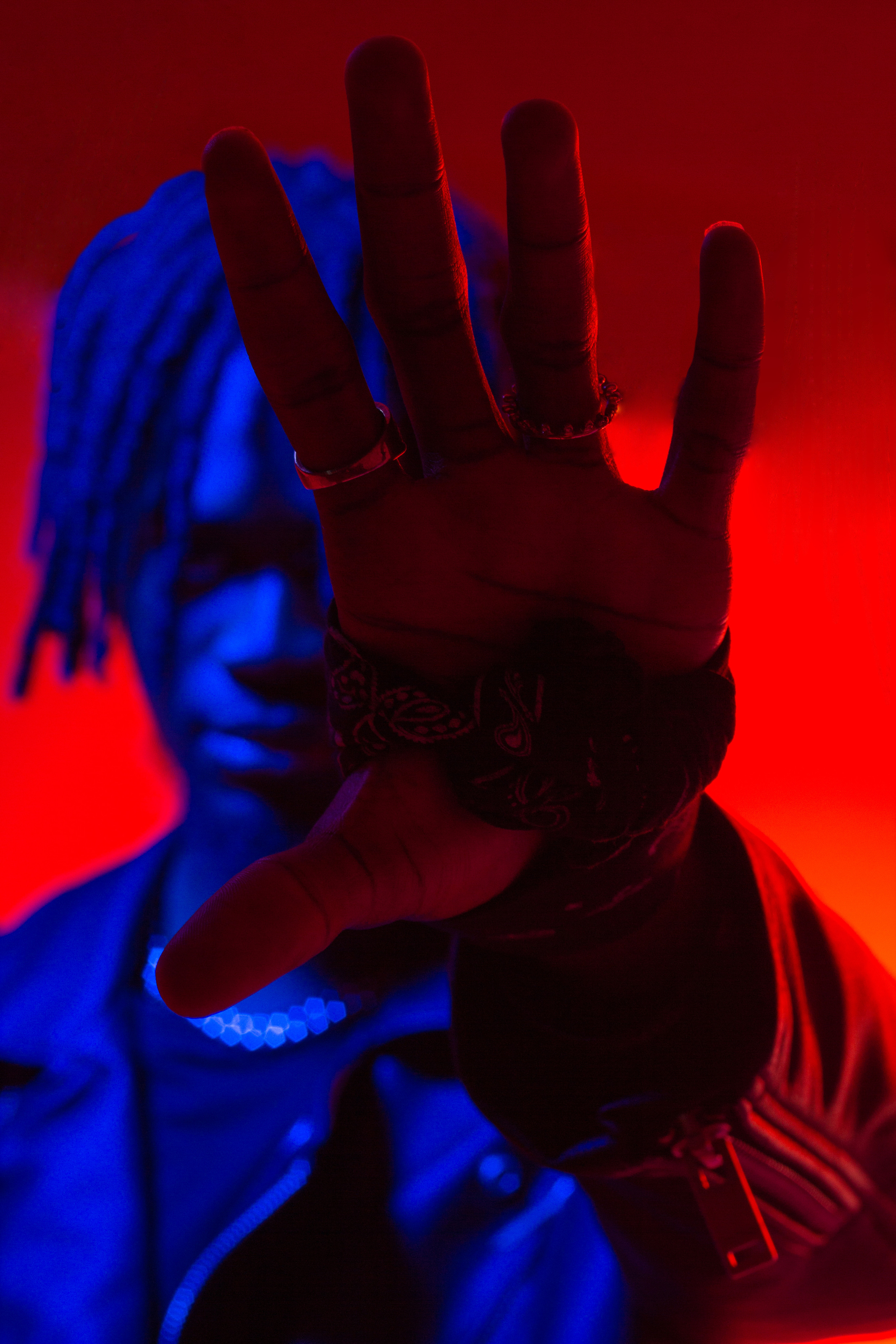 Мужской портрет с цветными фильтрами. Фотограф Екатерина Голицына