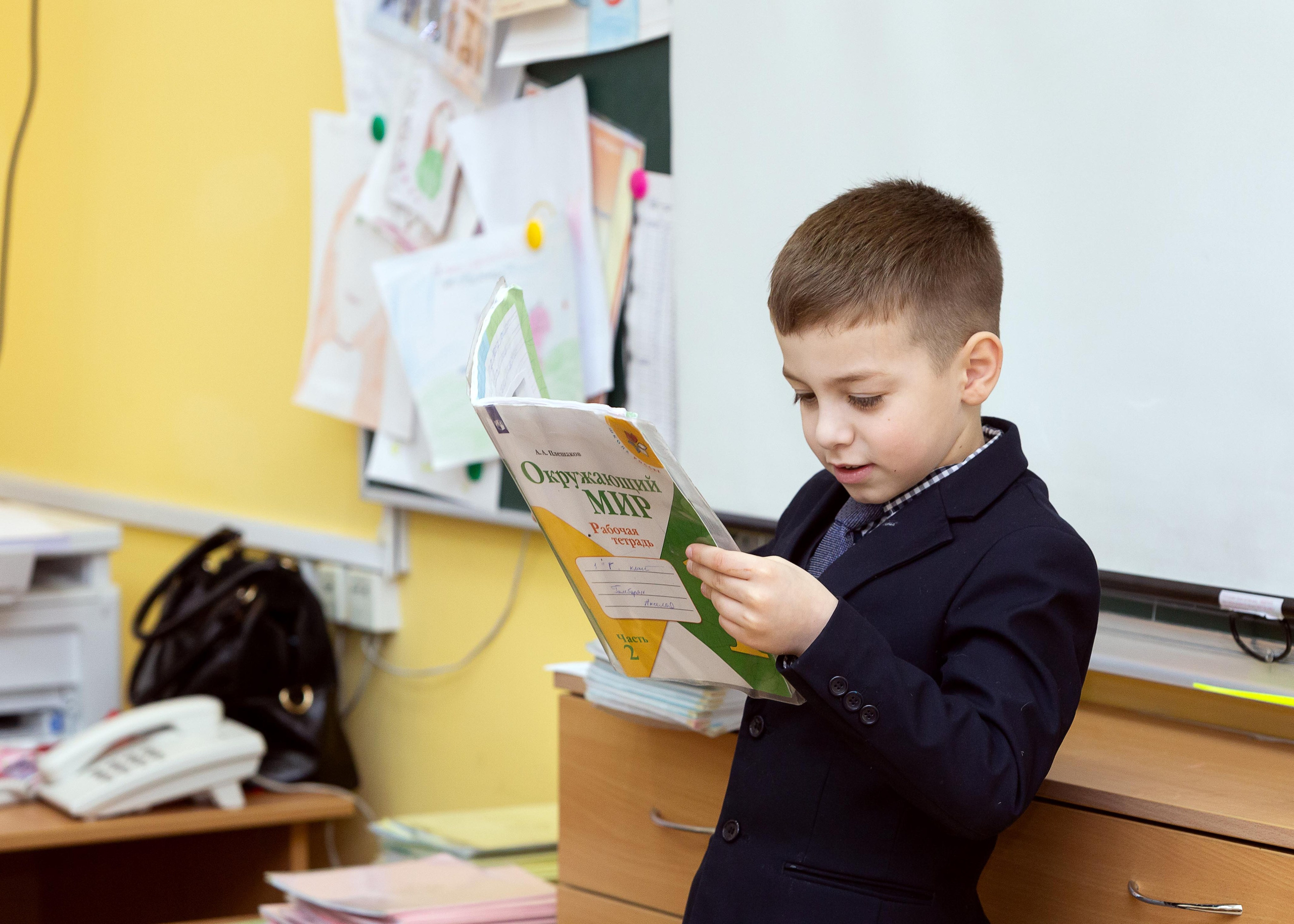Мальчик отвечает у доски