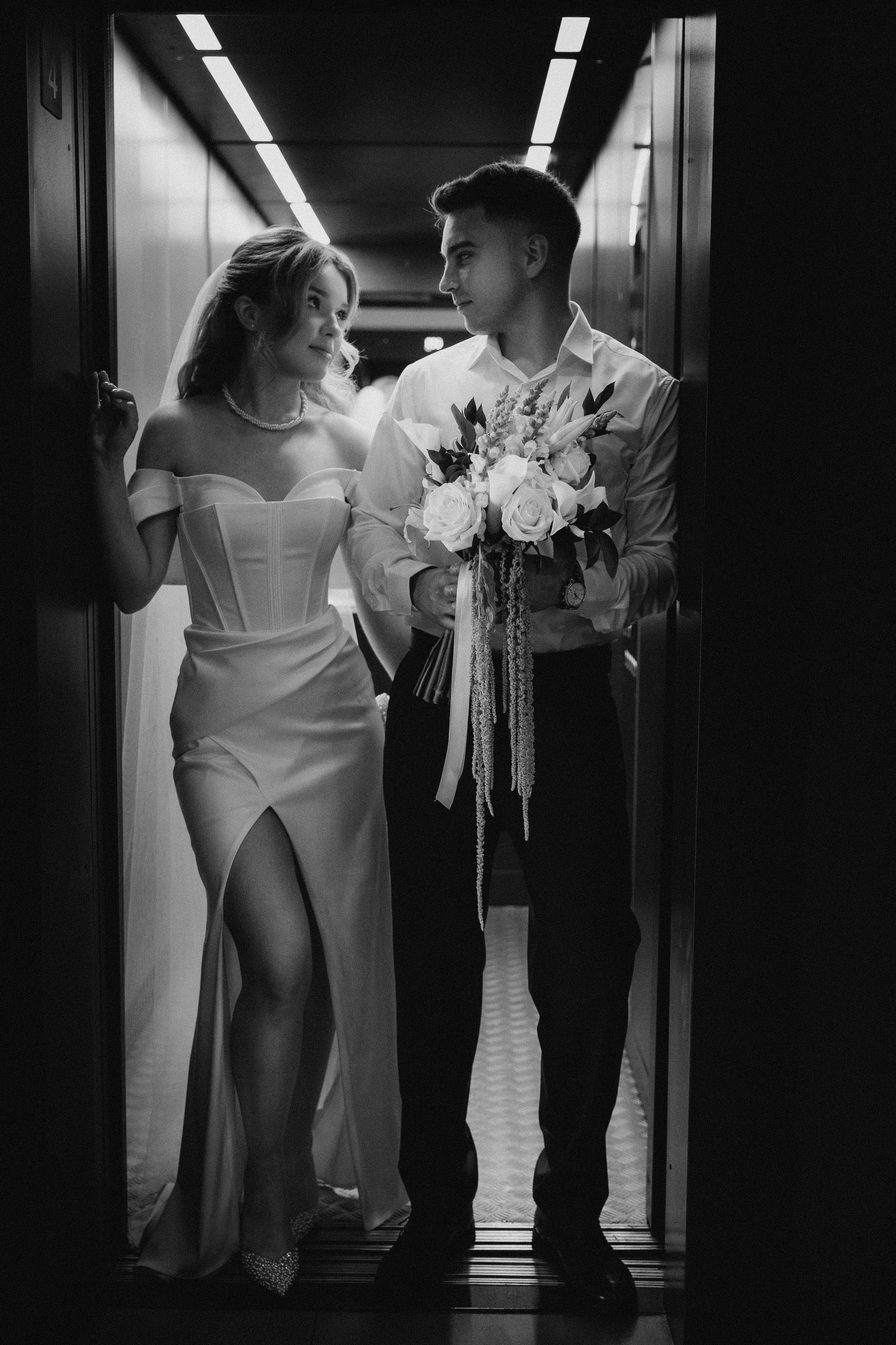 Свадебная фотосессия в стильном лифте элитного дома Москвы