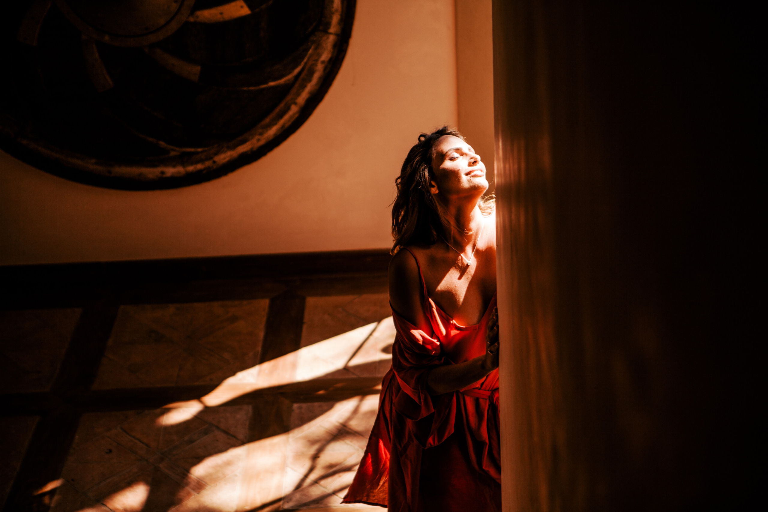 Девушка в красном платье в отеле Malabar Hill — Роскошная портретная съемка | Шри-Ланка. Фотограф на Шри-Ланке
