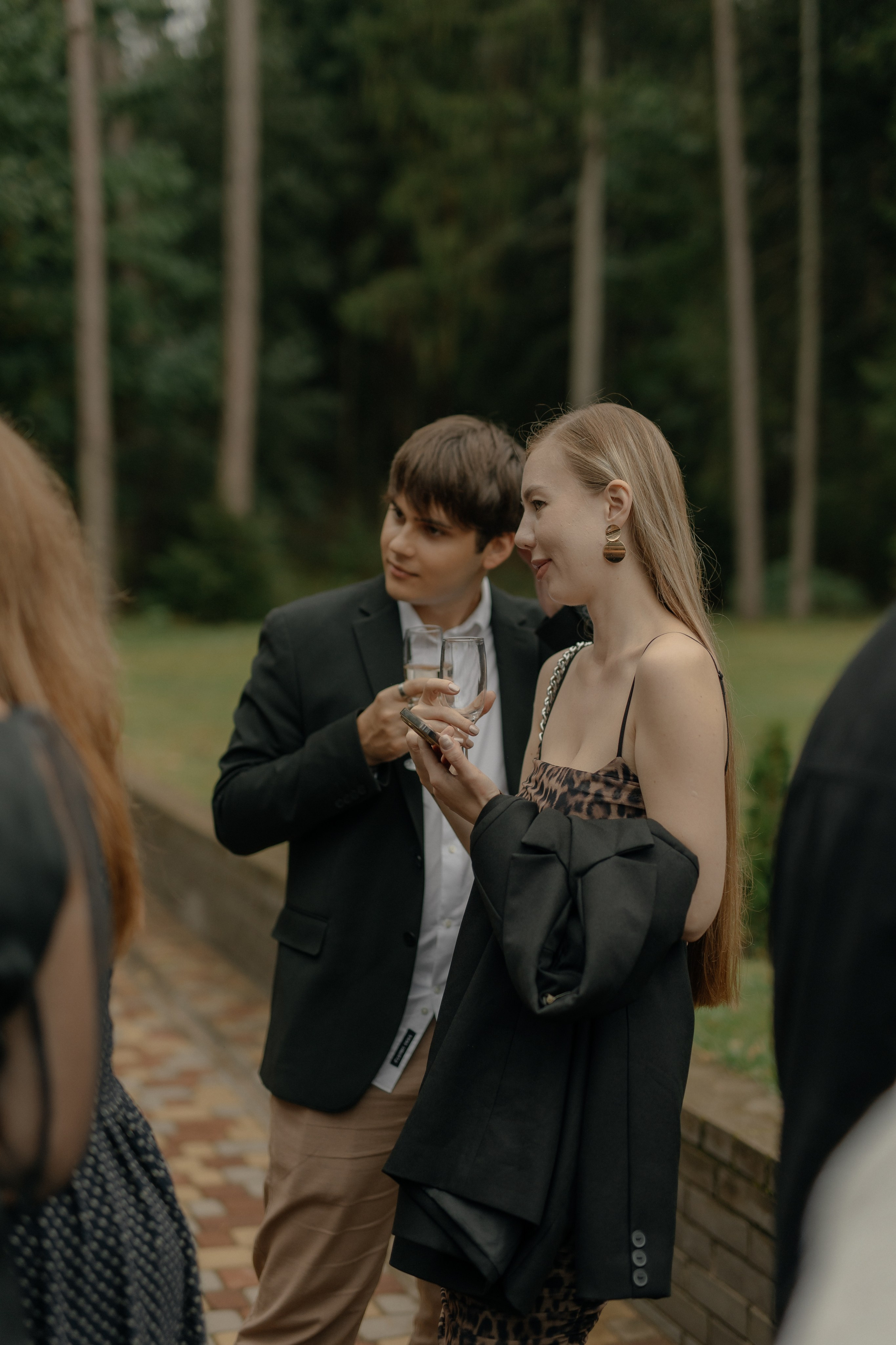 Гости наслаждаются свадебным банкетом - атмосфера радости и веселья"