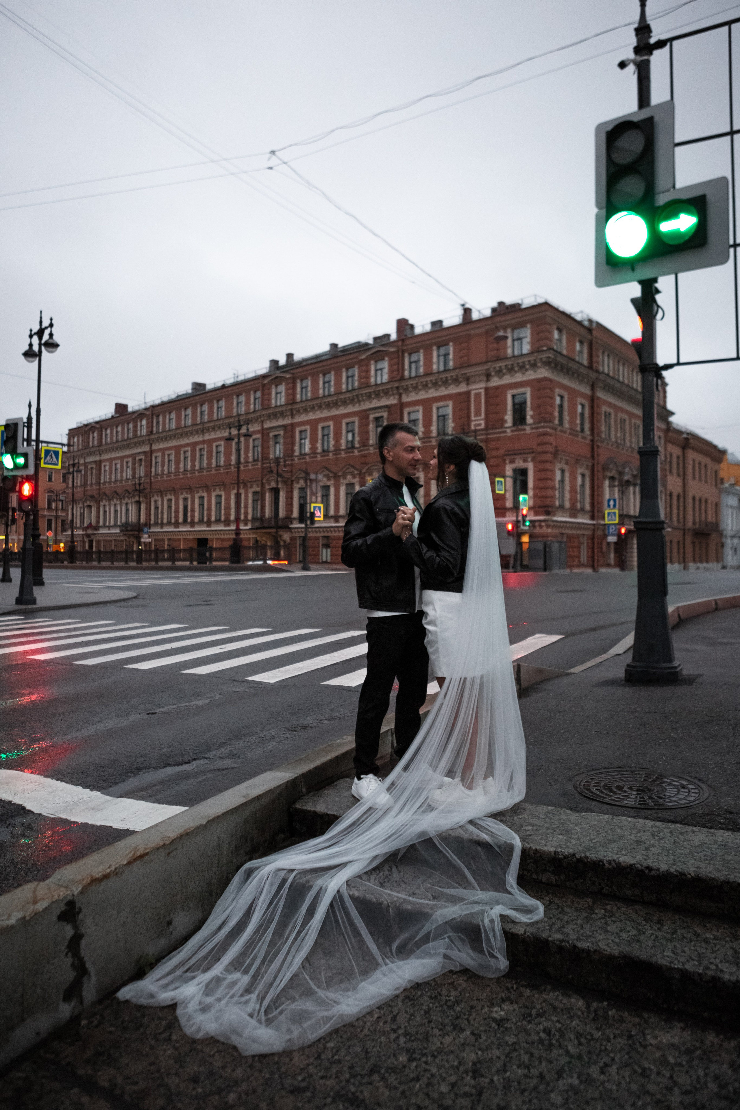 Свадебная фотопрогулка в ночном Петербурге