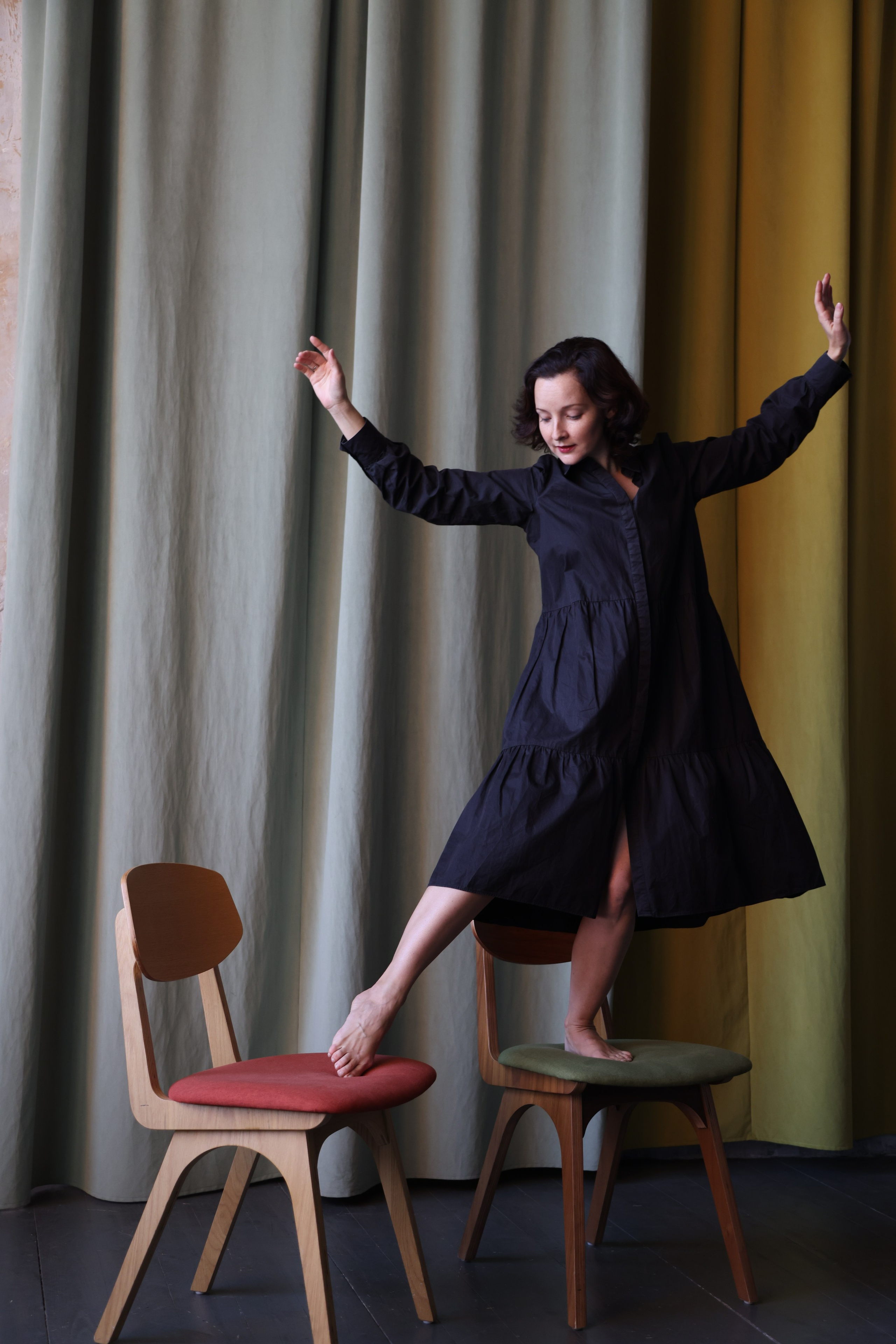 Сьемка в студии, брюнетка на темном фоне Фотограф - Мэри Маршания