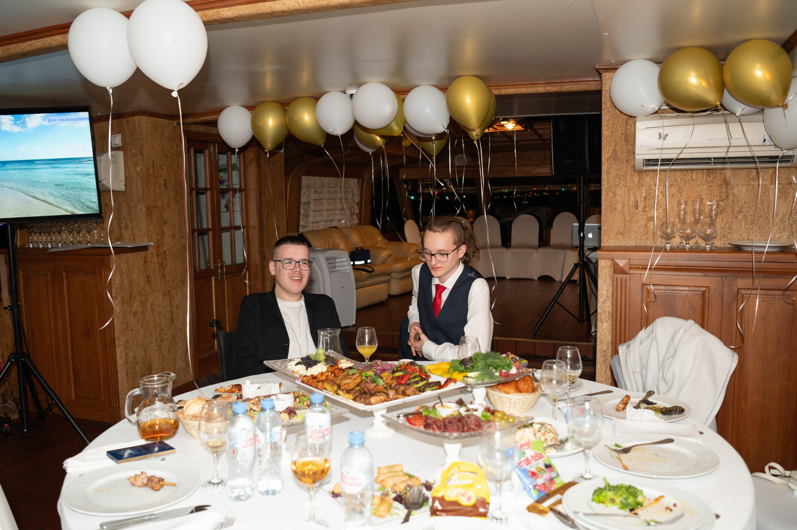 Выпускной вечер 11 класс на теплоходе. Детский и семейный фотограф г. Москва Оксана Катаджи