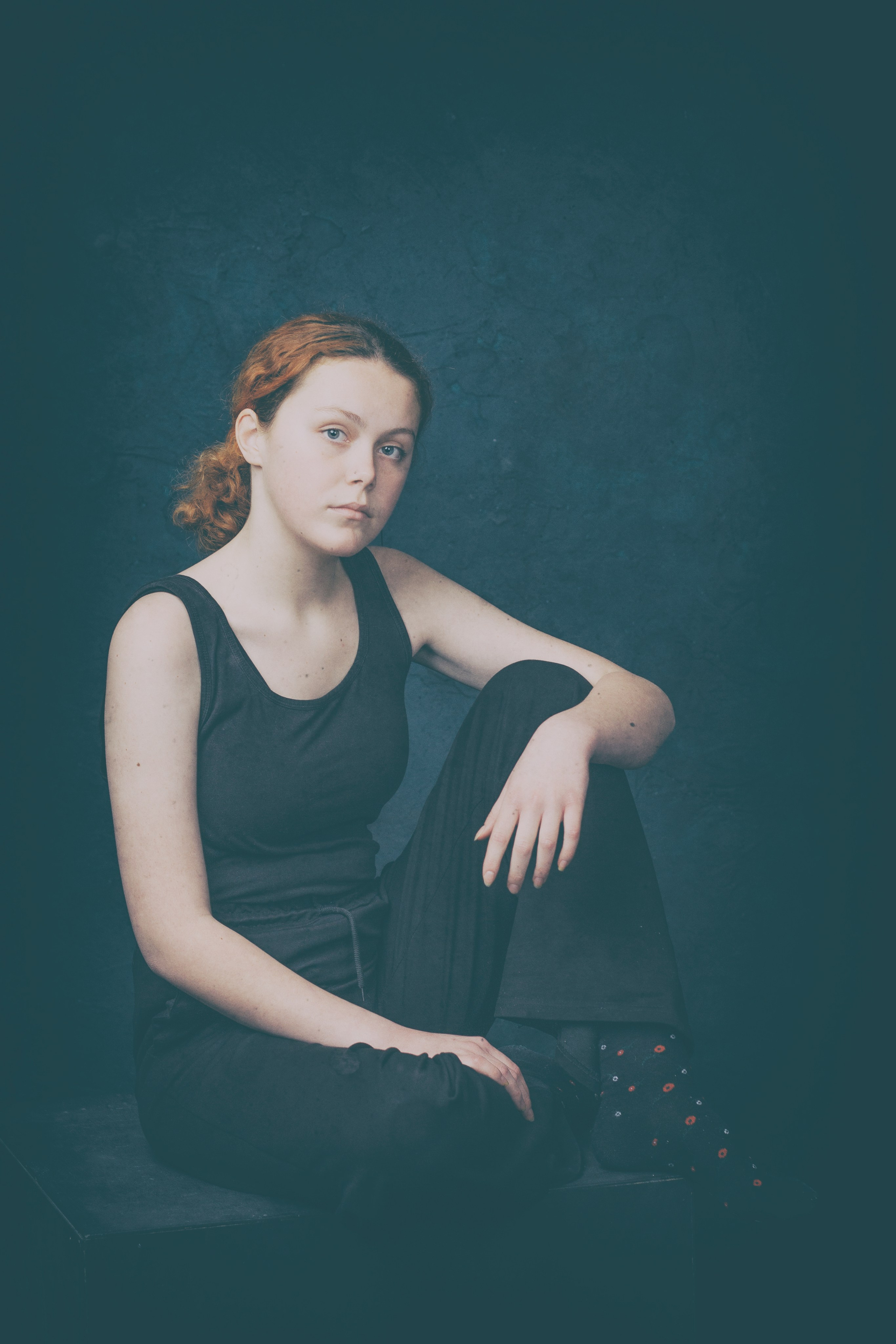 Молодая девушка позирует для актерского портфолио