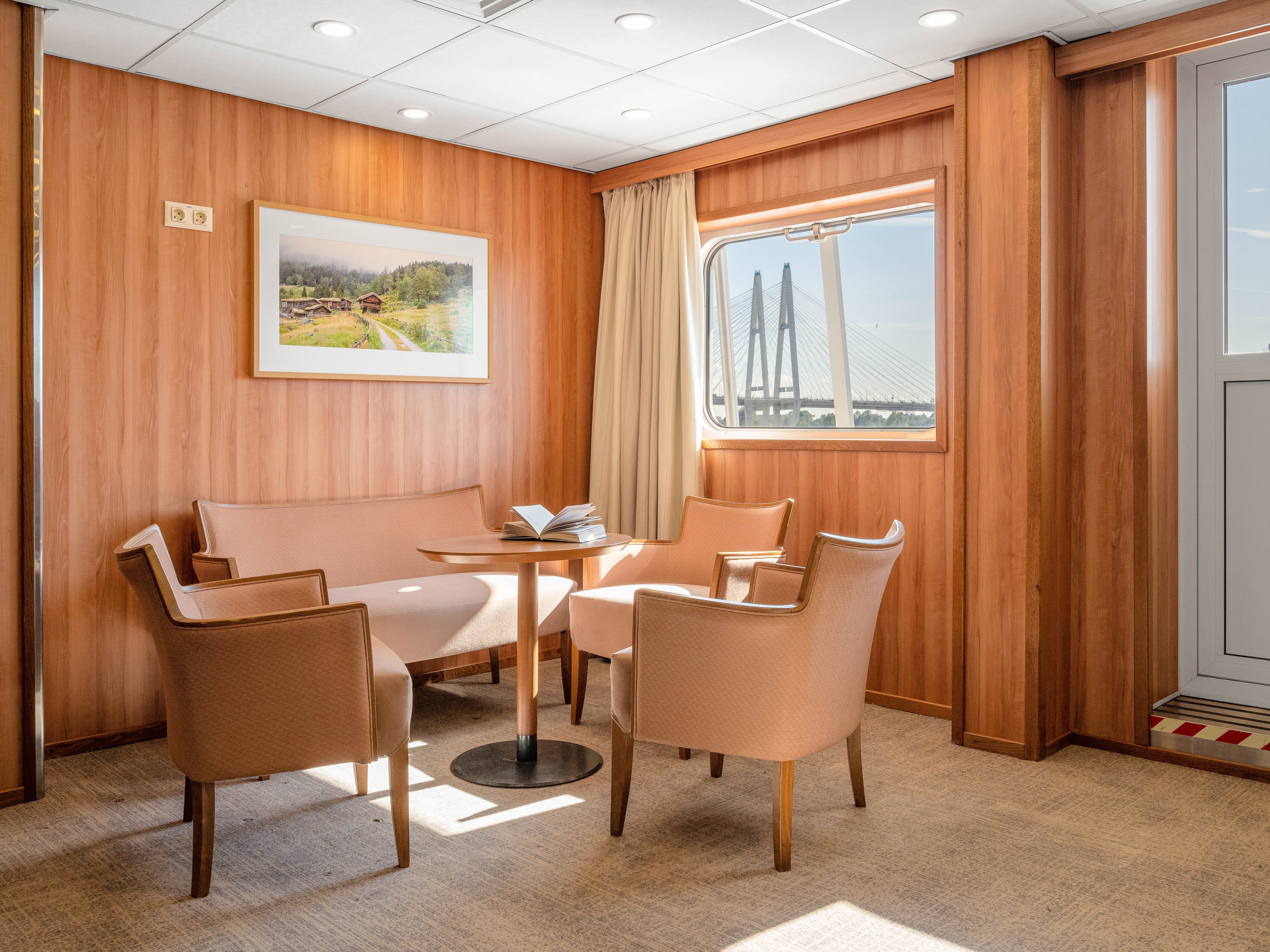 Теплоход «Викинг Трувор». Вячеслав Лазарев фотографирую интерьеры