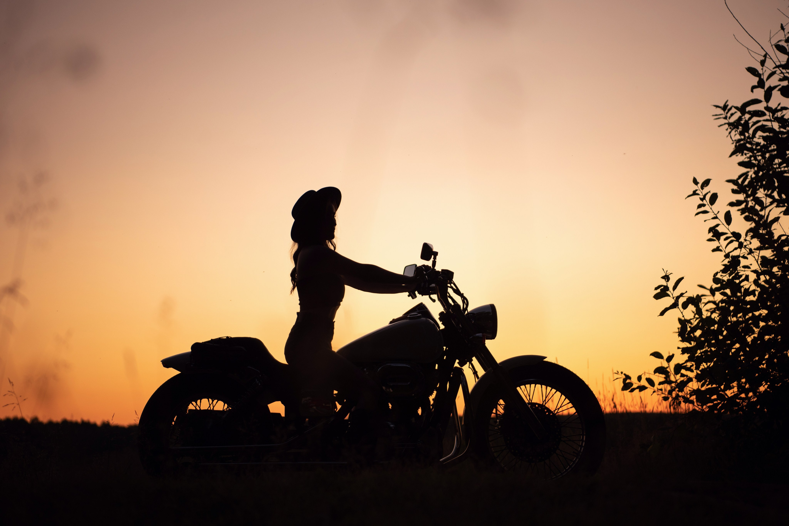 Фотосессия в поле. Фотосессия с мотоциклом. Катя. Фотограф новорождённых детский фотограф Сыктывкар Наталья Линдт