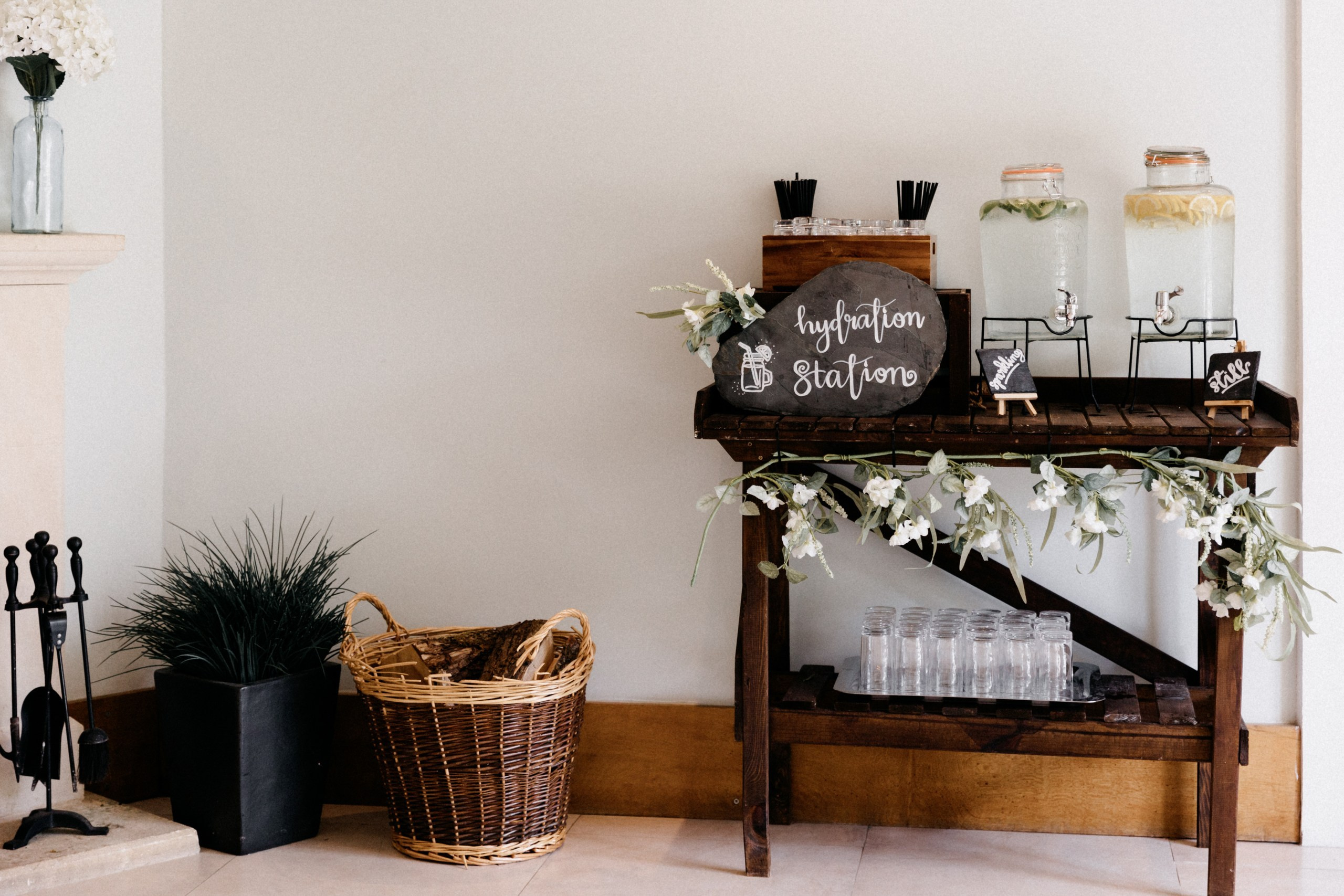 Ana & Tom Wedding at Notley Abbey. Moments Catchers — Wedding Photography & Video Duo in London