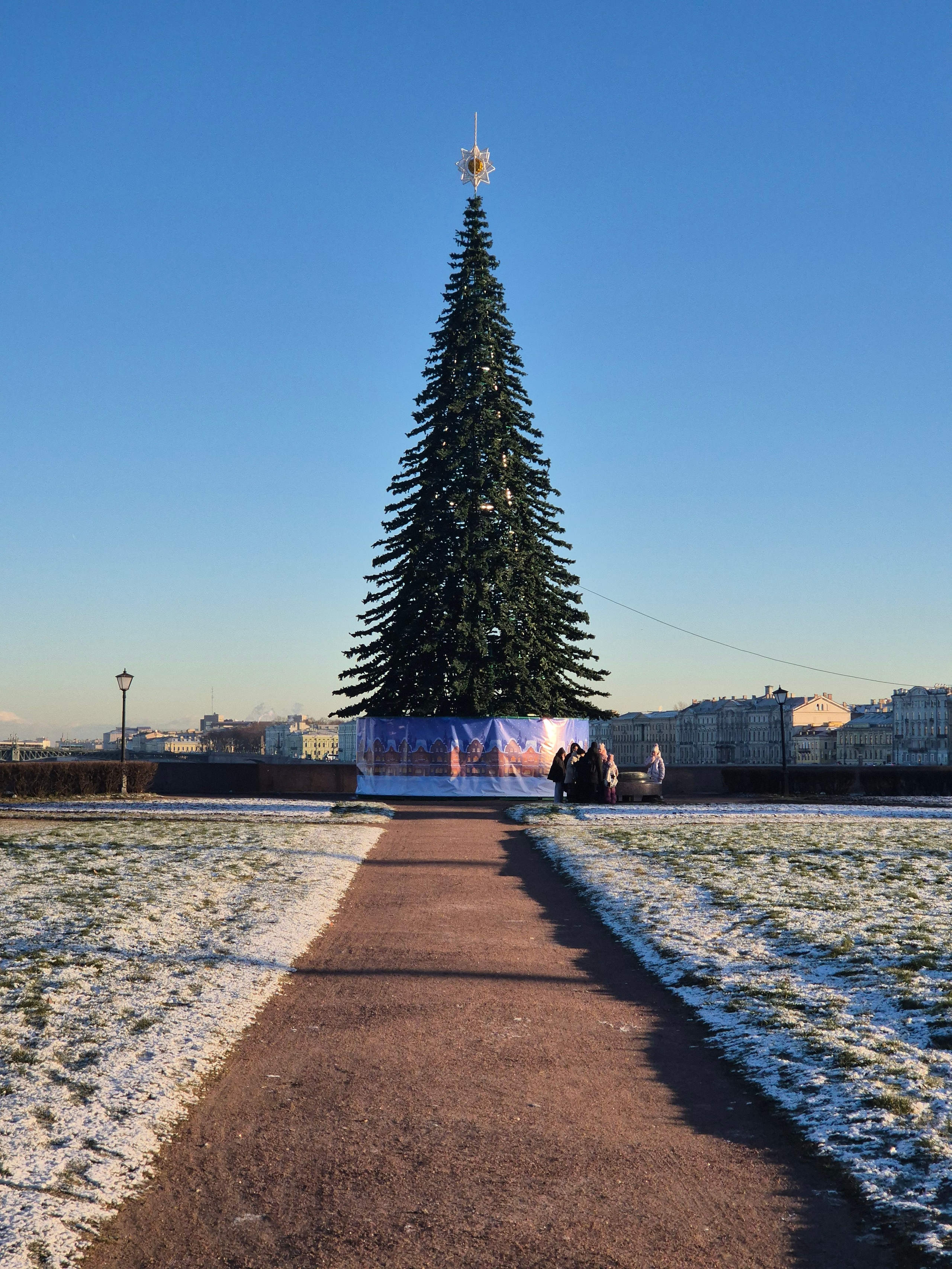 Заселился, и гулять, впитывать предновогоднюю атмосферу