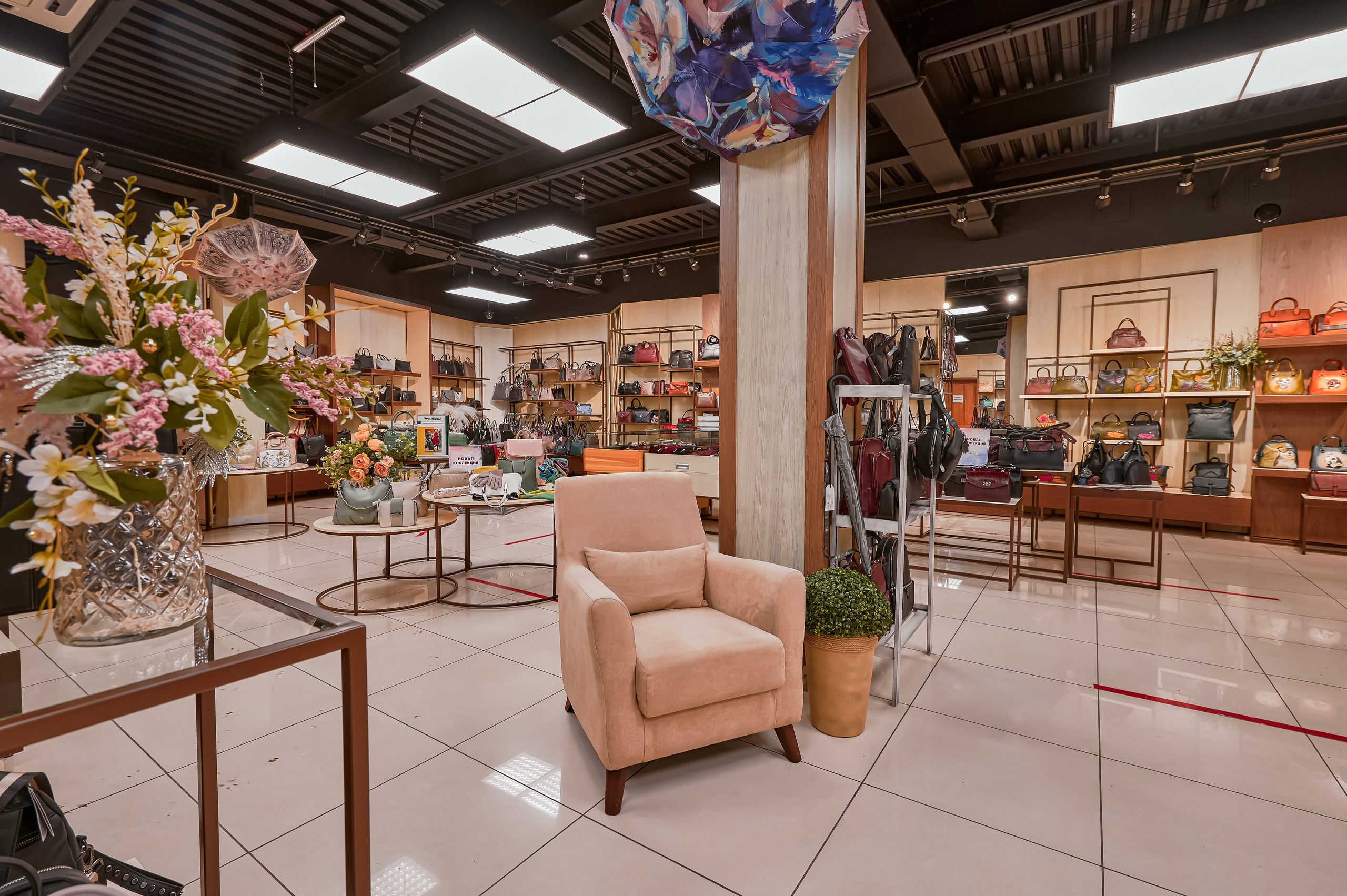 Портфолио по интерьерной и экстерьерной фотосъёмки: Мир сумок — Левый берег. Фотограф Яковлев Роман — Красноярск