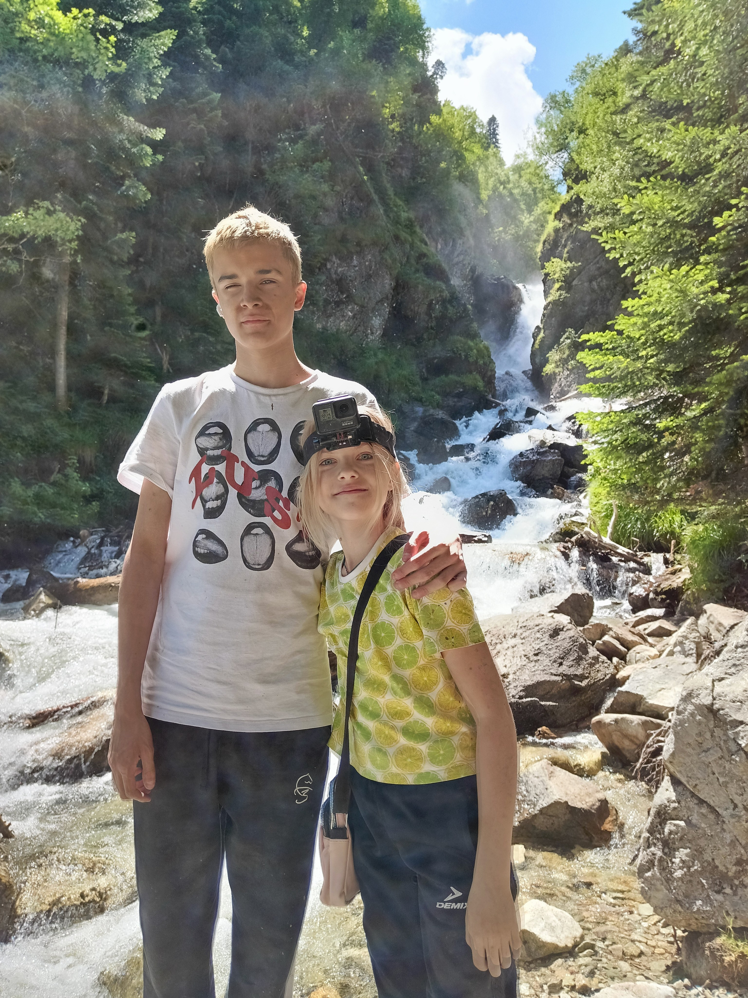 Эльбрус 2023 Маша Саша Дима. Заставка