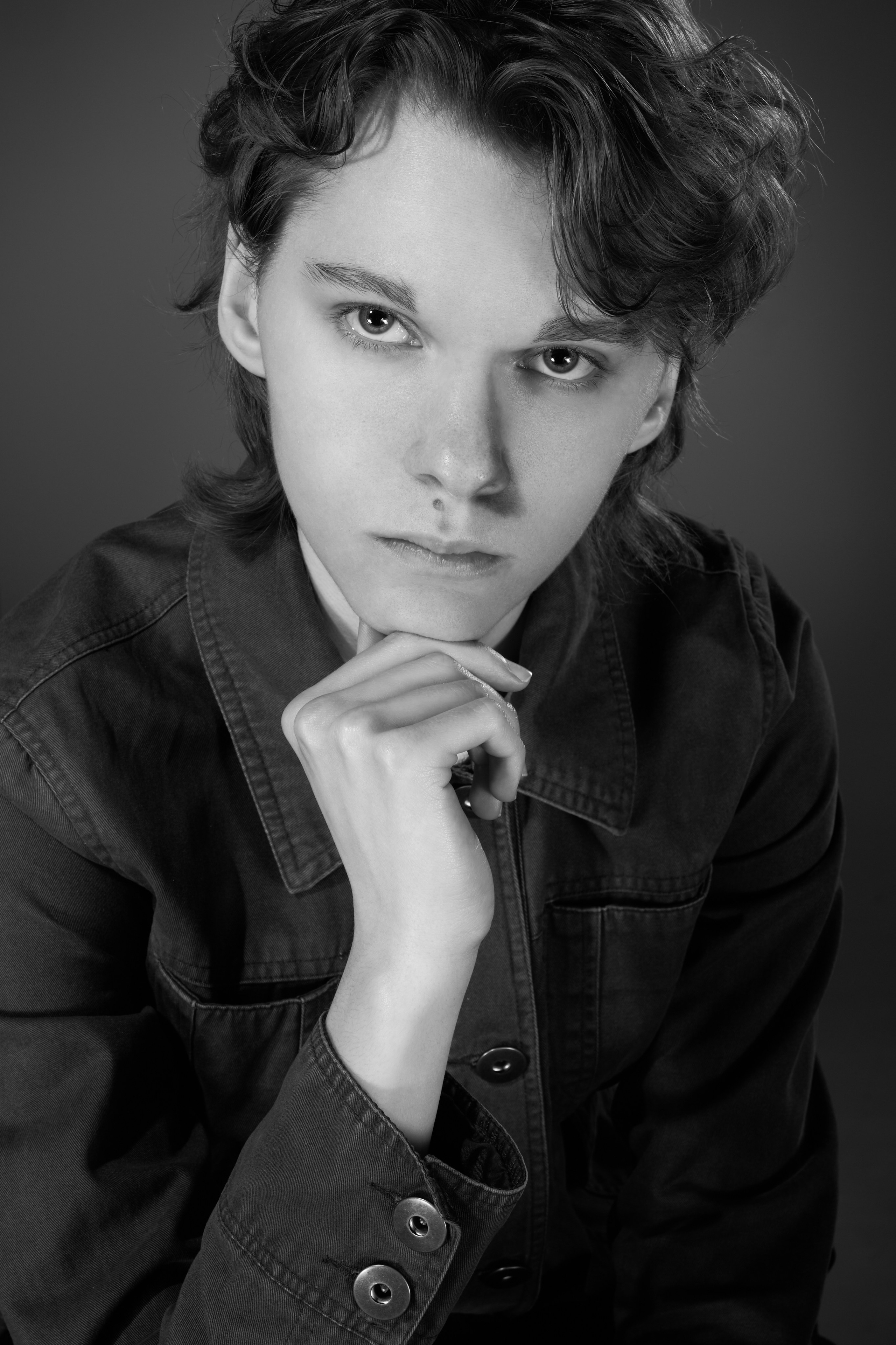 Чёрно-белый портрет с выразительным светотеневым рисунком, подчёркивающий черты лица и эмоции модели. Фотограф: Ожерельев Лев. Модель: Наталия Гончарова