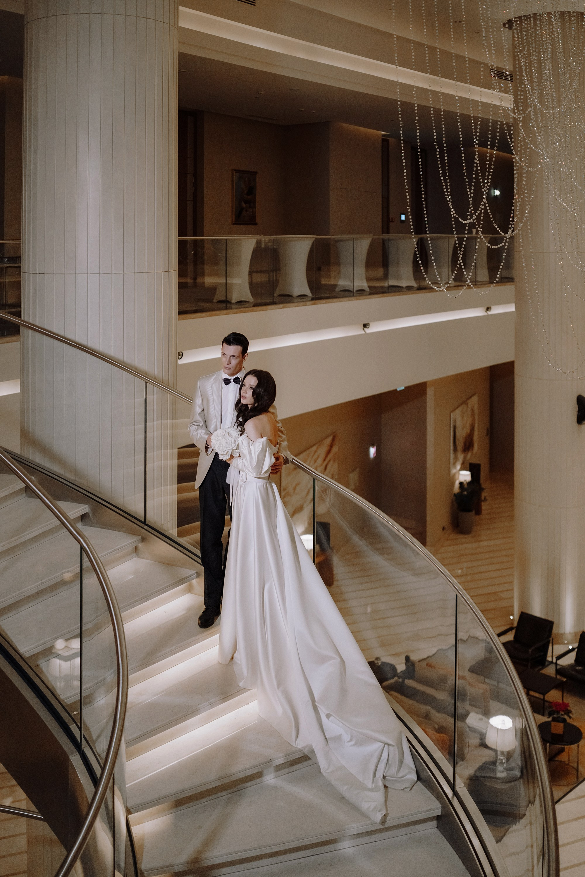 Фотосессия свадьбы на лестнице в Hyatt Regency Moscow Petrovsky Park. Свадебный и семейный фотограф в Москве Светлана Зоткина