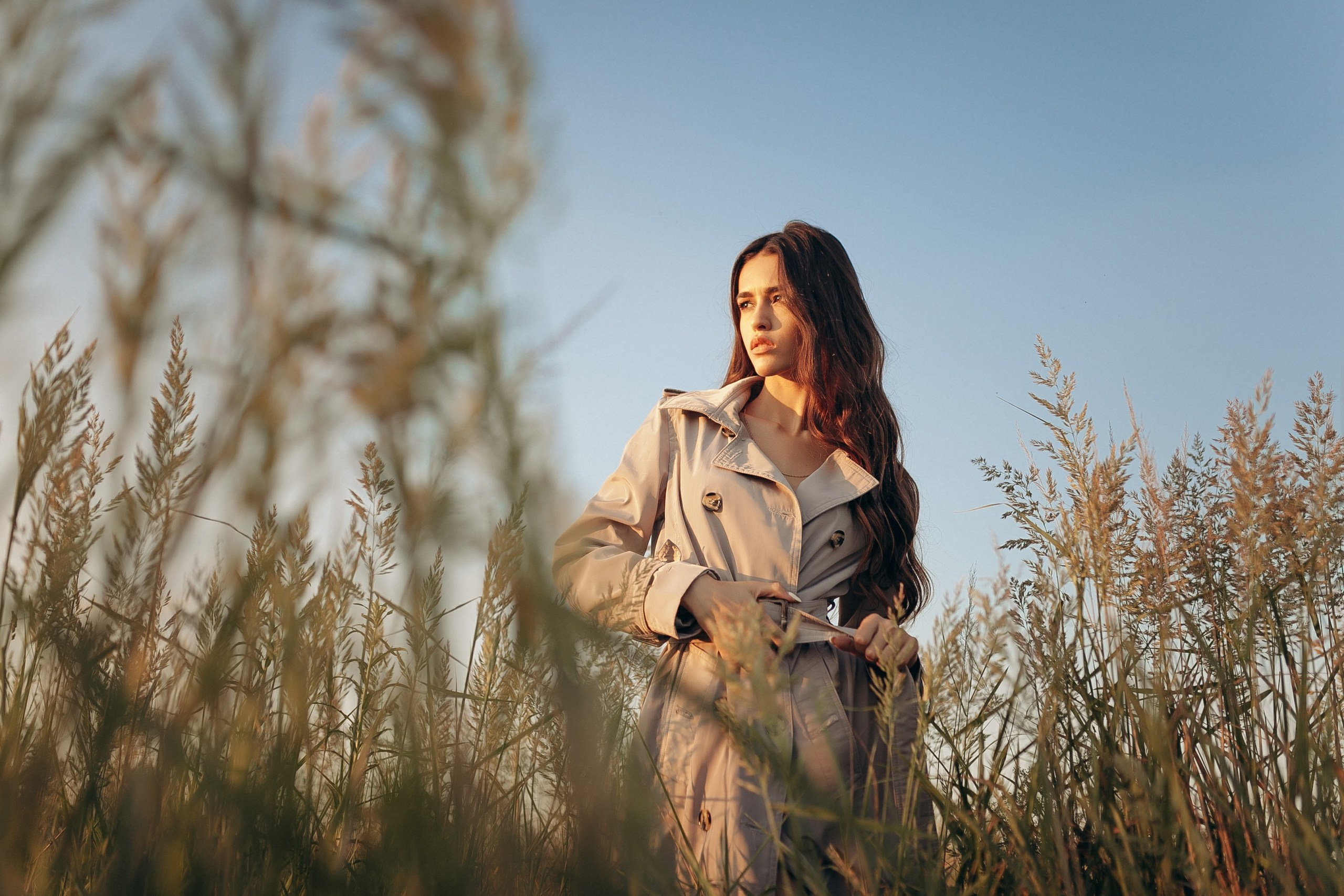 Римма и плащ в летний вечер. Свадебный фотограф в Орле Андрей Поляков