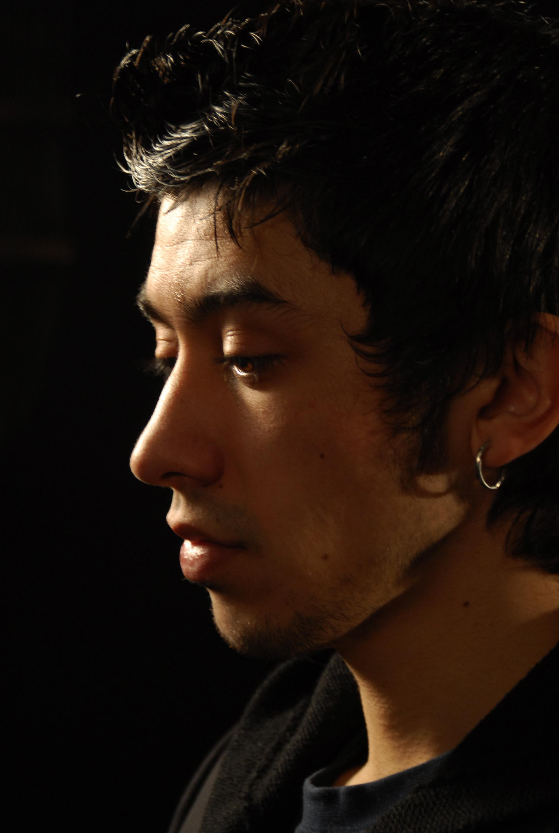 Парень с серьгой в ухе.