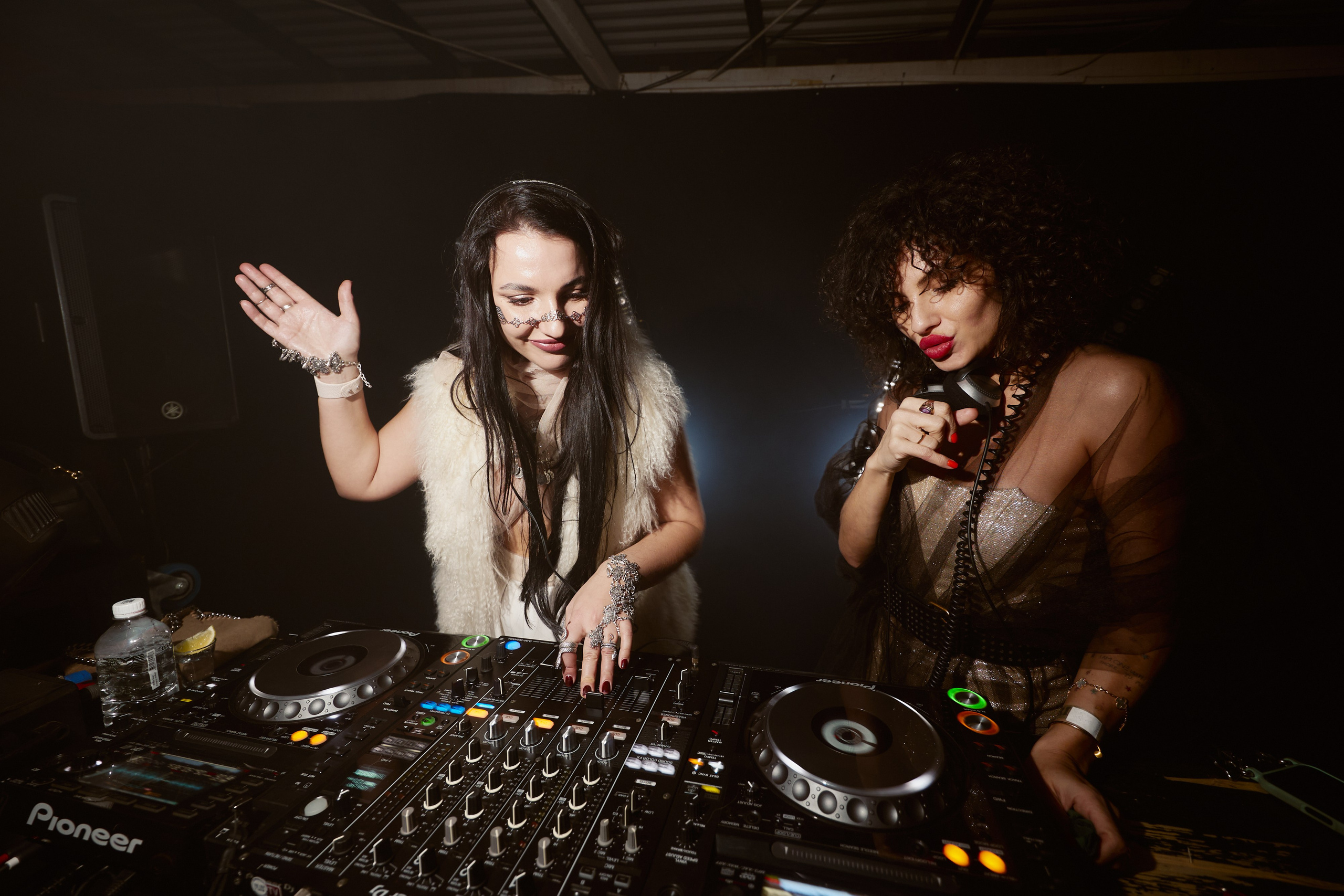 ILLEGAL FRIENDS MIRAGE. ФОТОГРАФ НА МЕРОПРИЯТИЕ ОТ СОЛЬ МЕДИА PRODUCTION