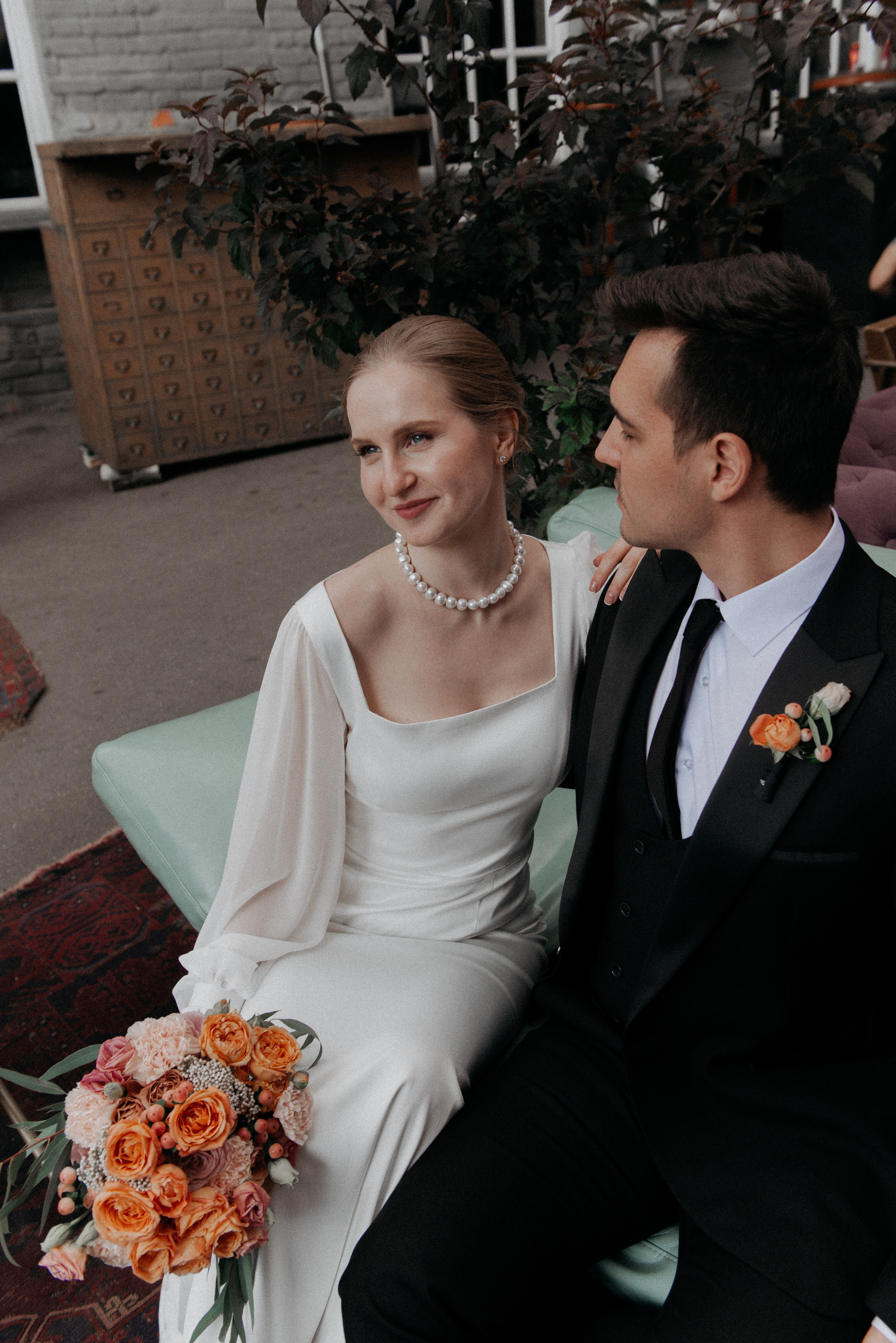 молодожены в кафе