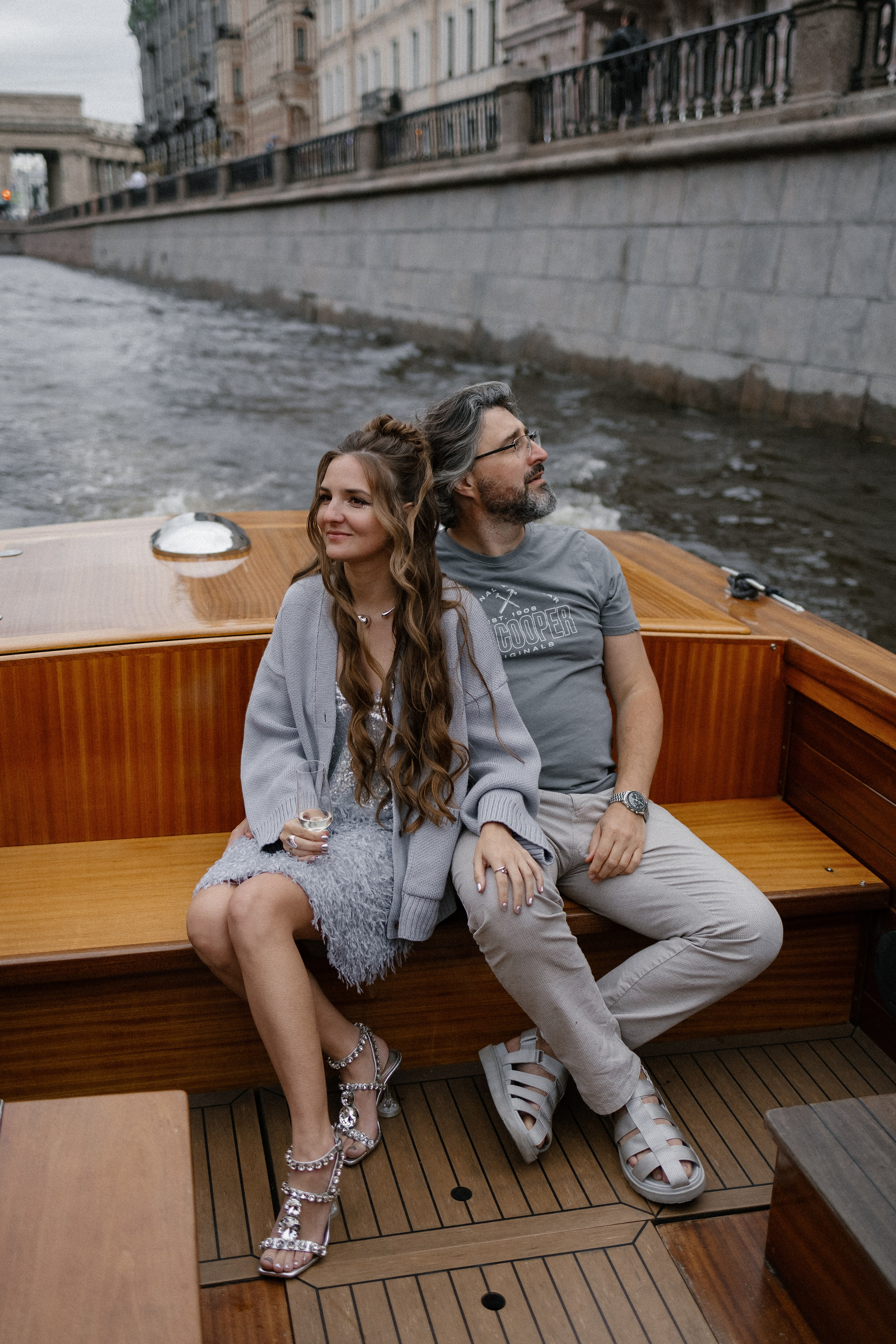 Прогулка на венецианском катере. Свадебный фотограф в Санкт-Петербурге Ксения Кобышева