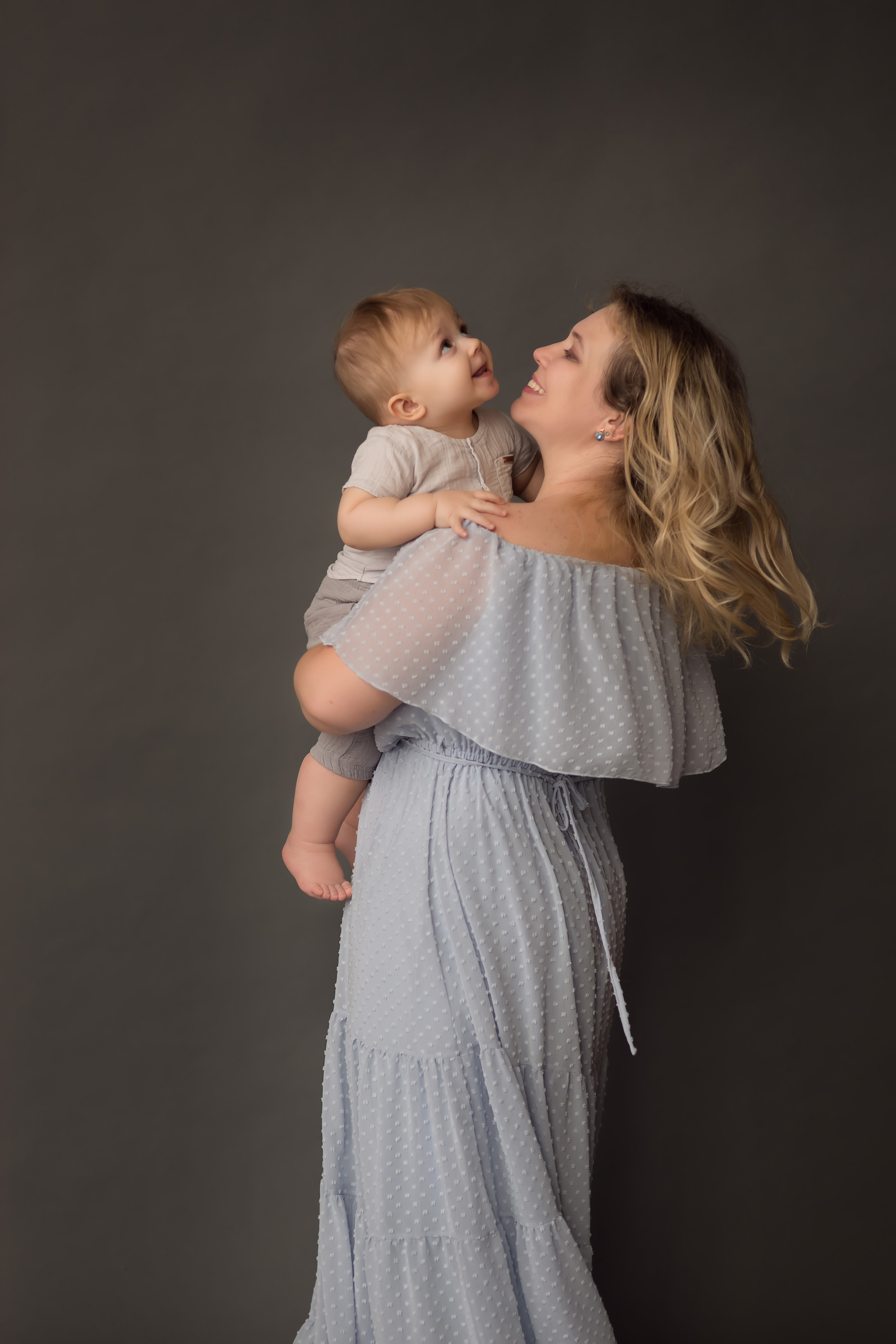 мама развлекает малыша