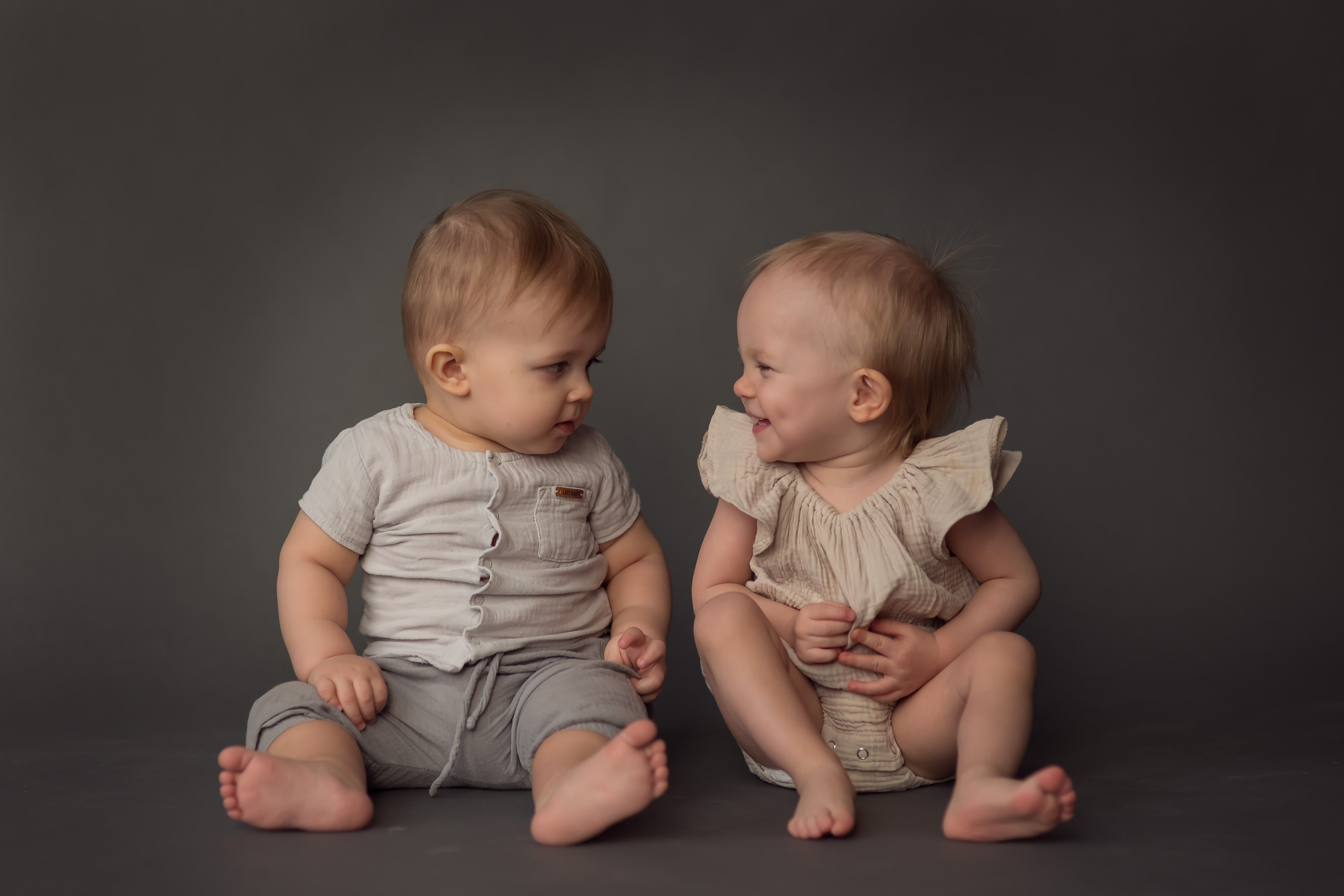 малыши сидят вместе и улыбаются