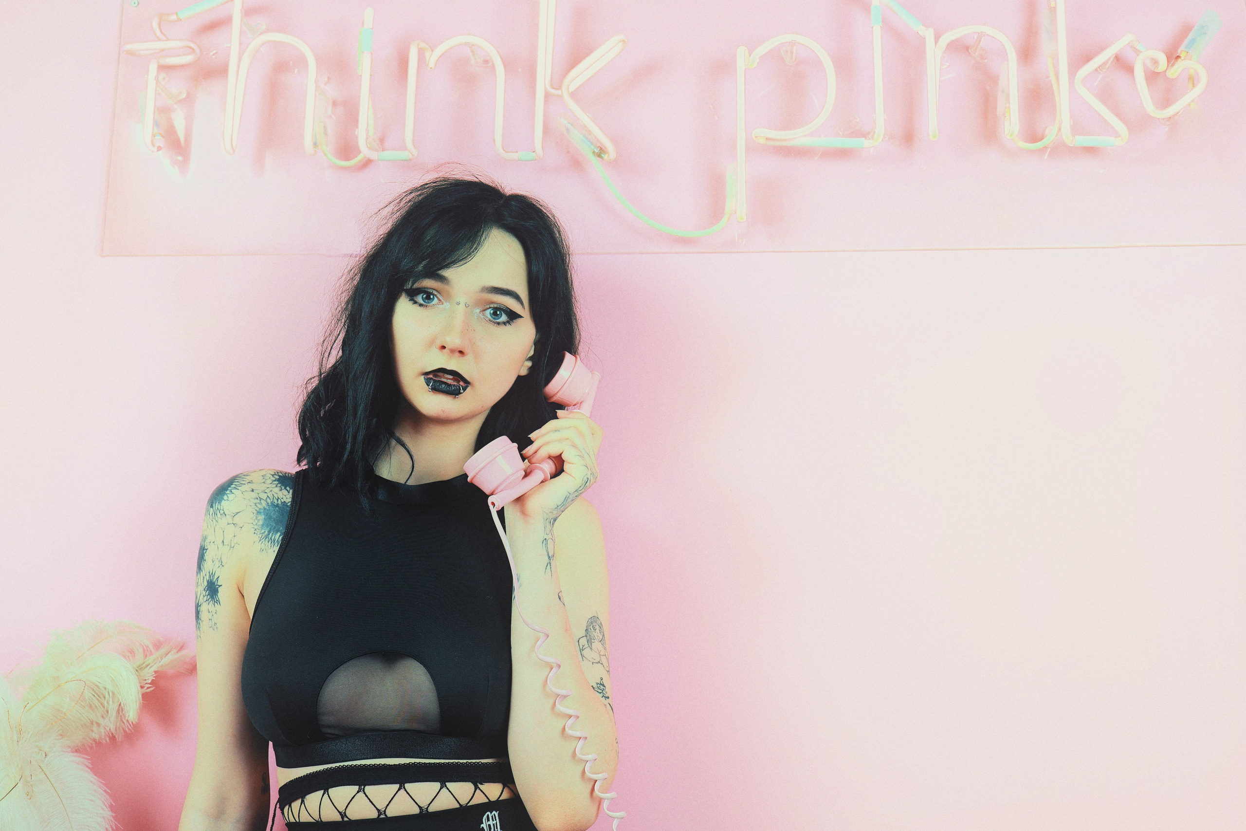 Женская фотосессия в розовой студии