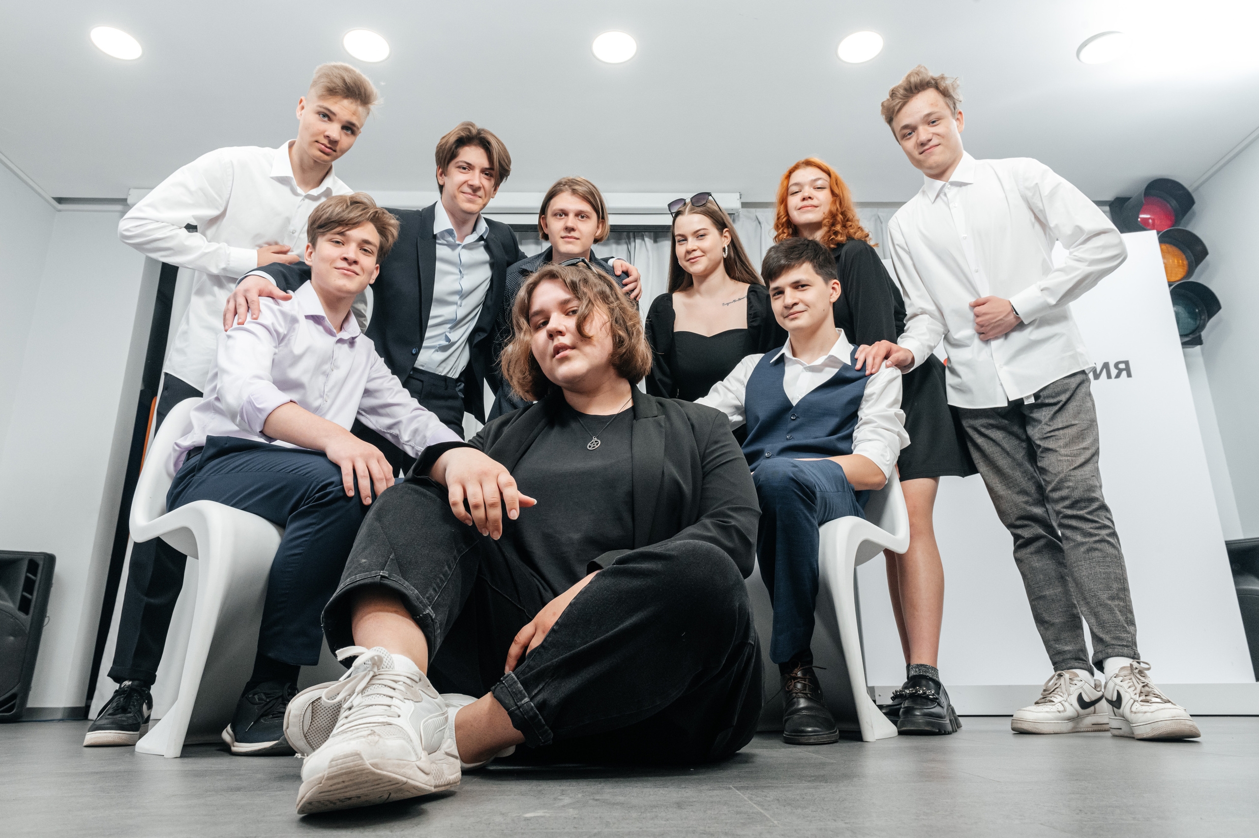 Групповая школьная фотография. Необычная фотография. Школьники. Выпускной альбом. Съёмка выпускного альбома