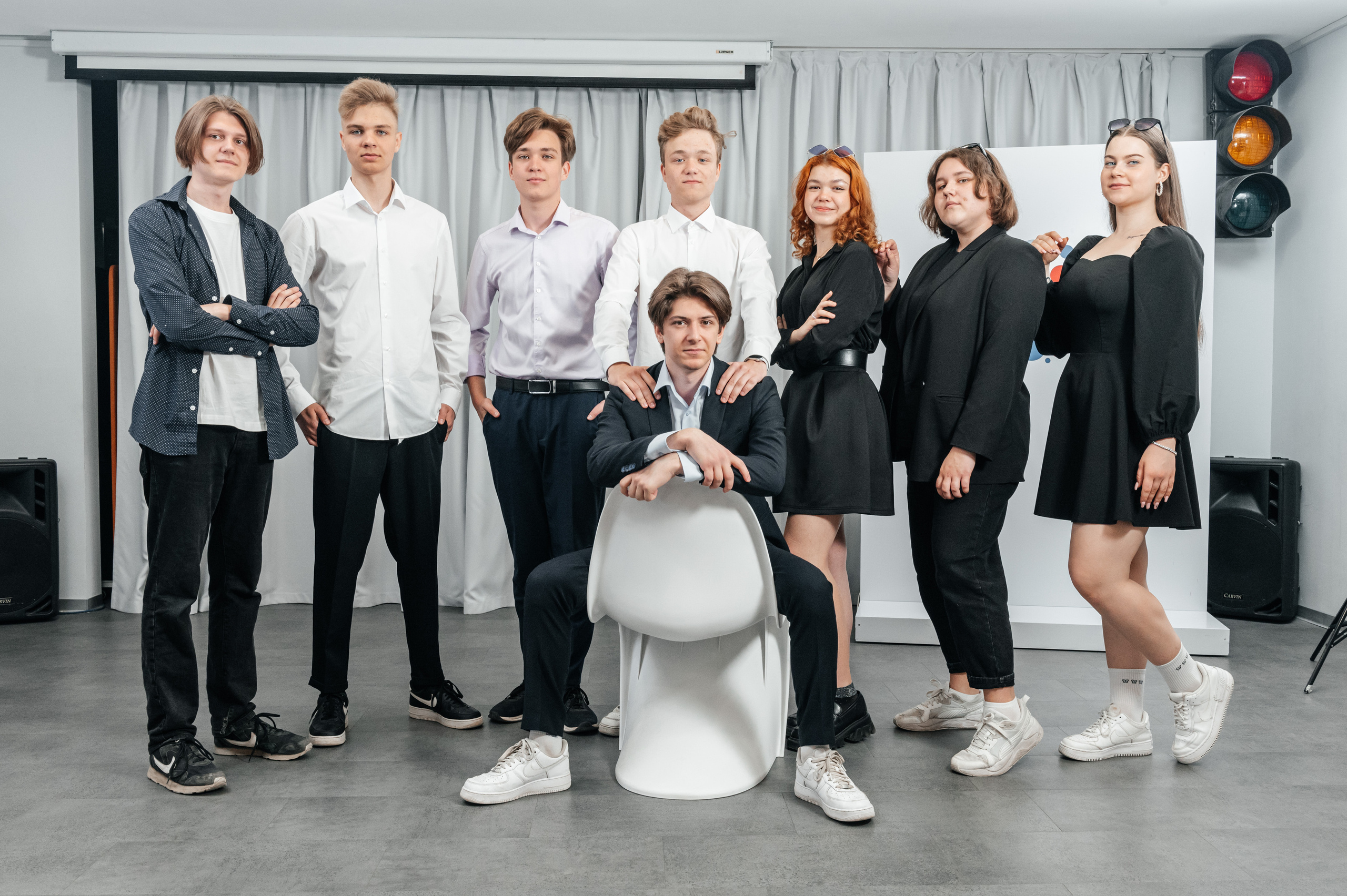 Групповая школьная фотография. Необычная фотография. Школьники. Выпускной альбом. Съёмка выпускного альбома