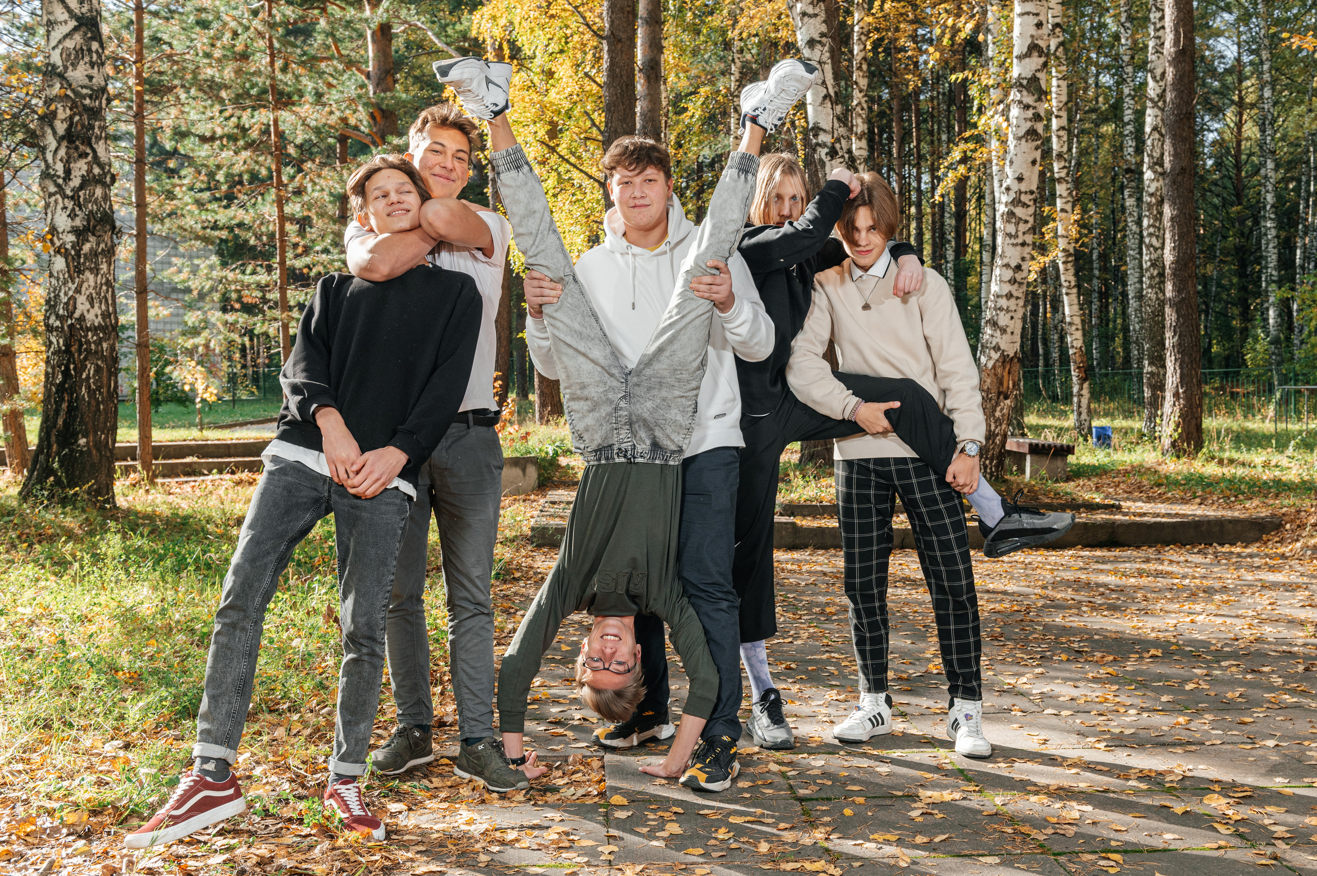 Групповая школьная фотография. Необычная фотография. Школьники. Выпускной альбом. Съёмка выпускного альбома