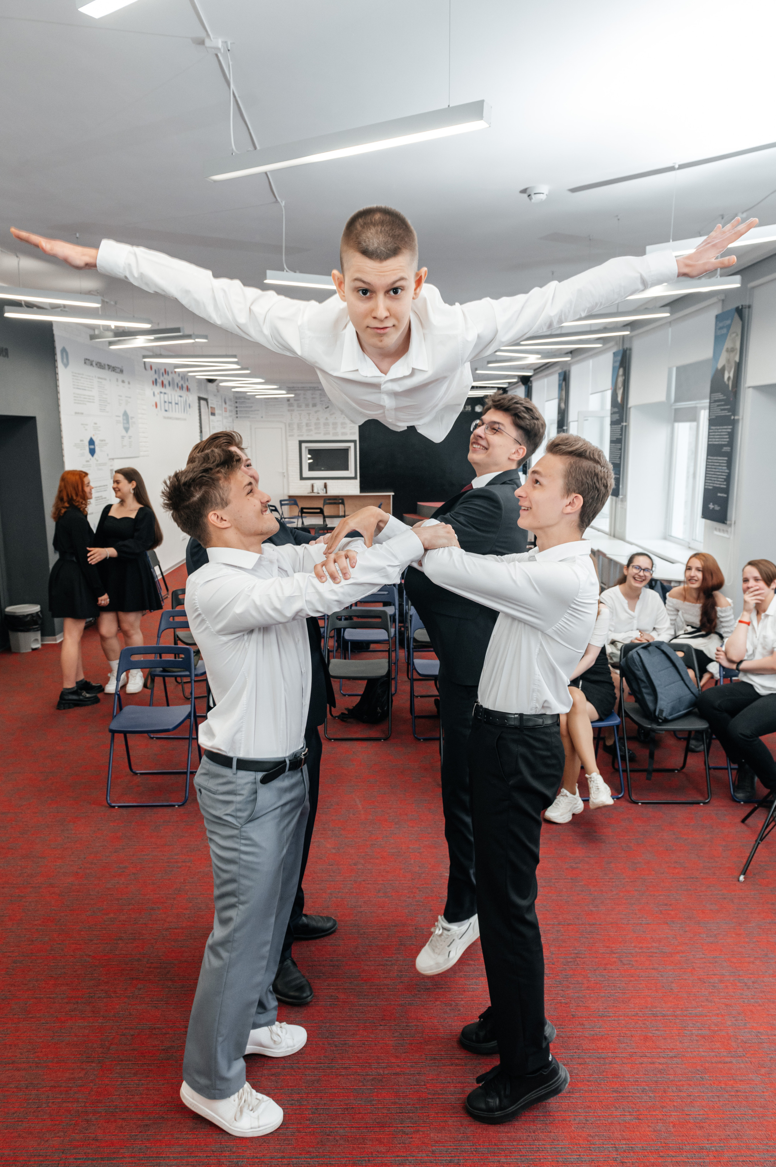 Групповая школьная фотография. Необычная фотография. Школьники. Выпускной альбом. Съёмка выпускного альбома