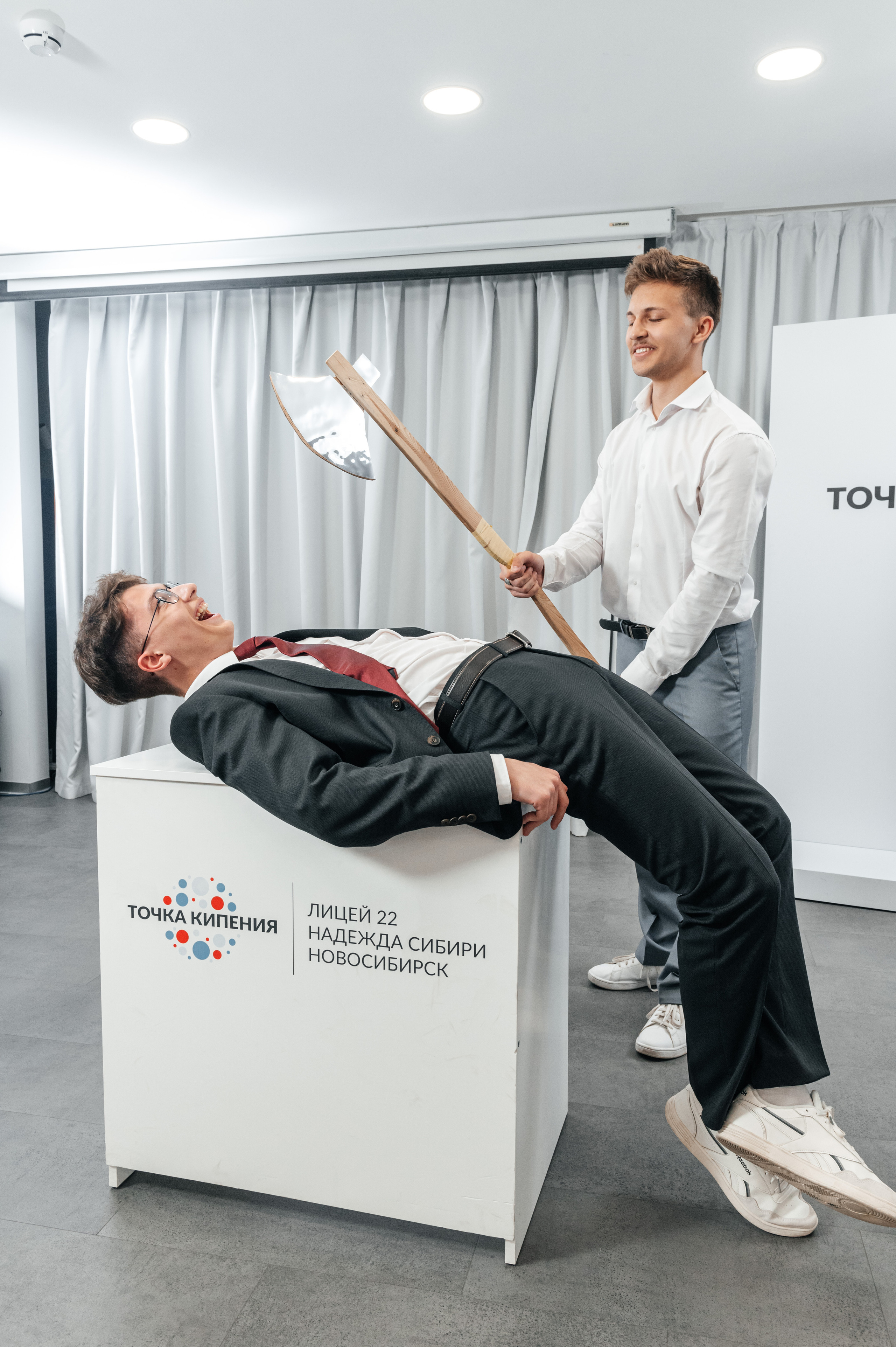 Групповая школьная фотография. Необычная фотография. Школьники. Выпускной альбом. Съёмка выпускного альбома