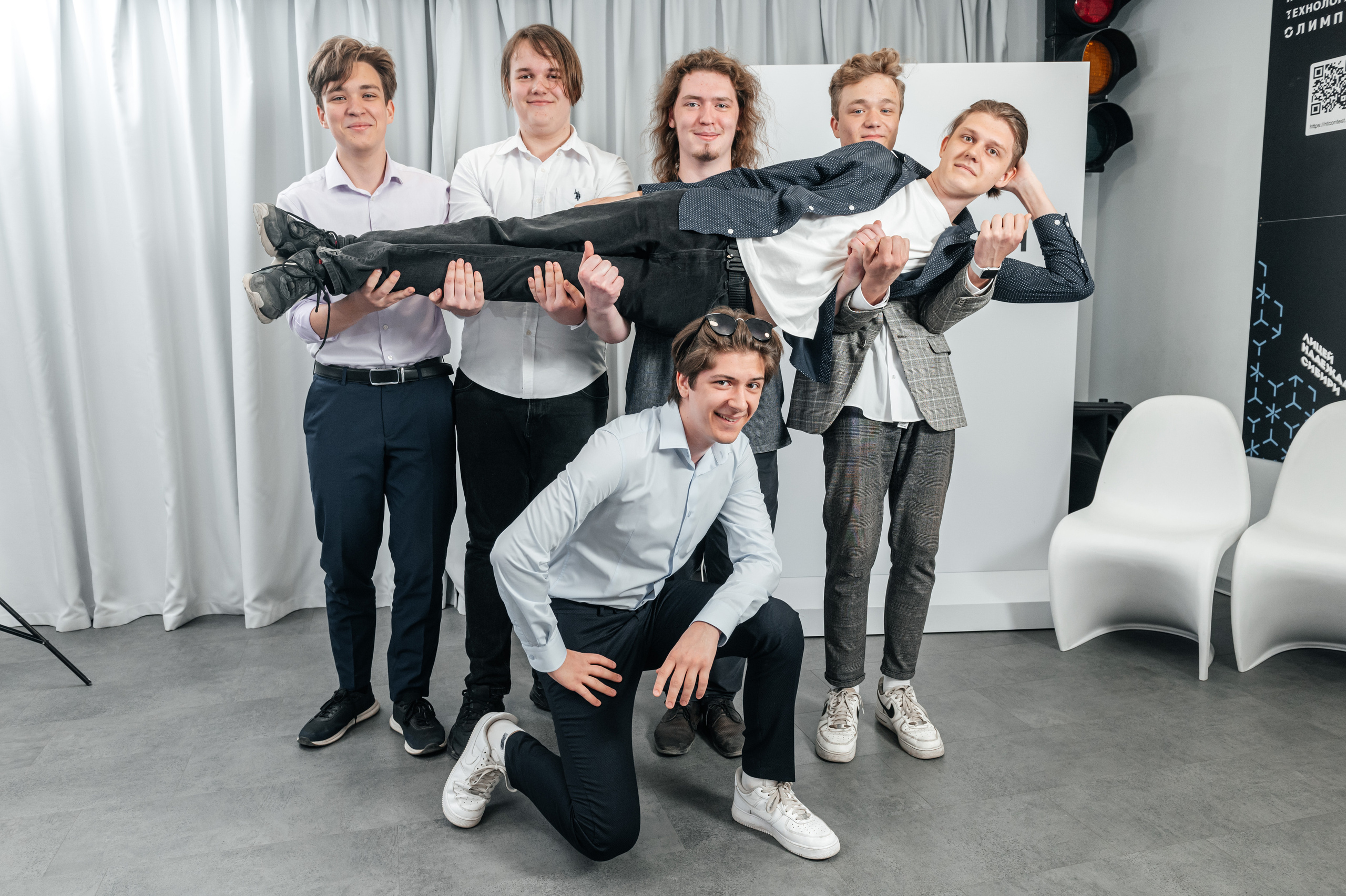Групповая школьная фотография. Необычная фотография. Школьники. Выпускной альбом. Съёмка выпускного альбома
