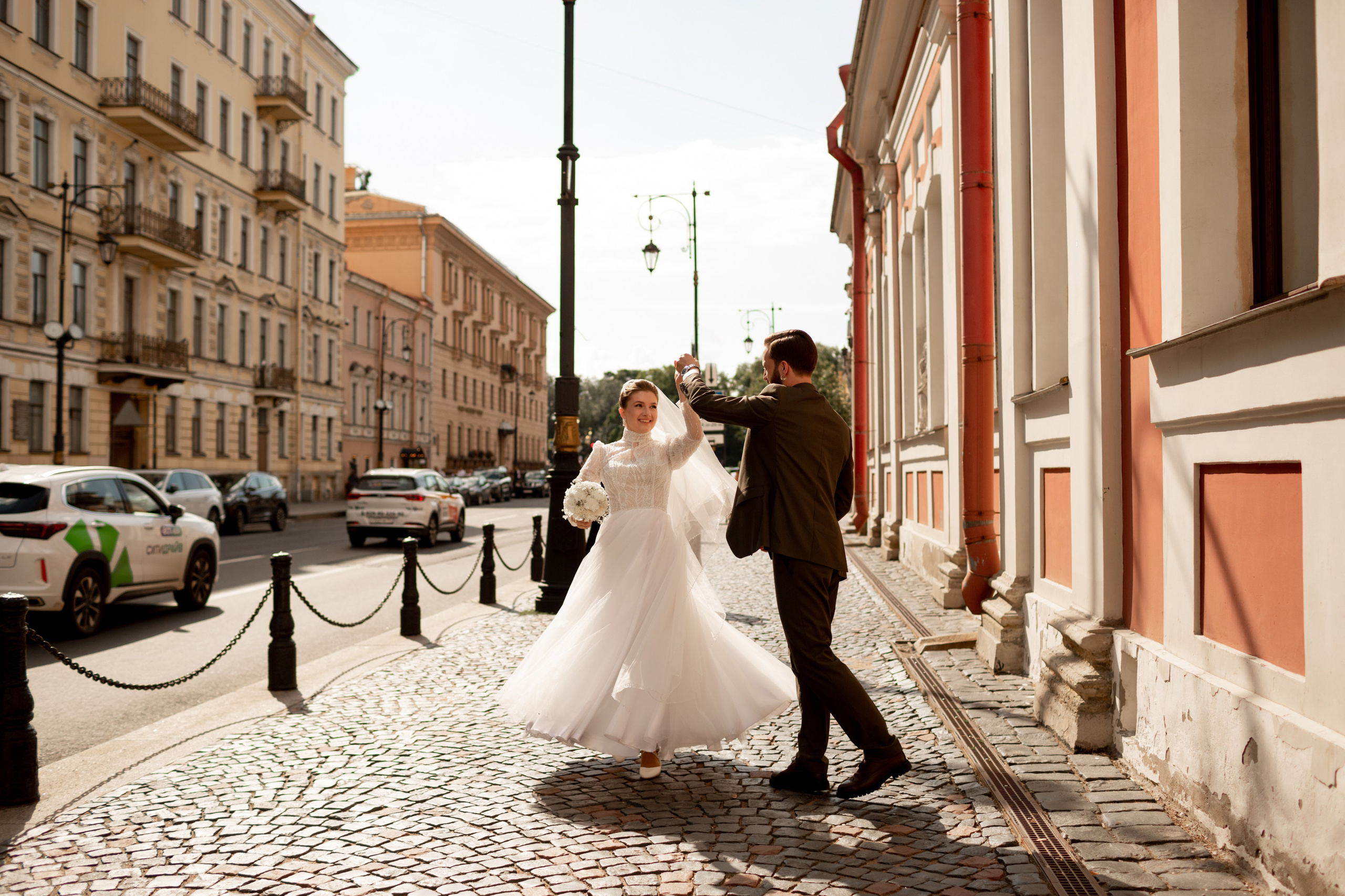 Жених и невеста танцуют на улице Пестеля