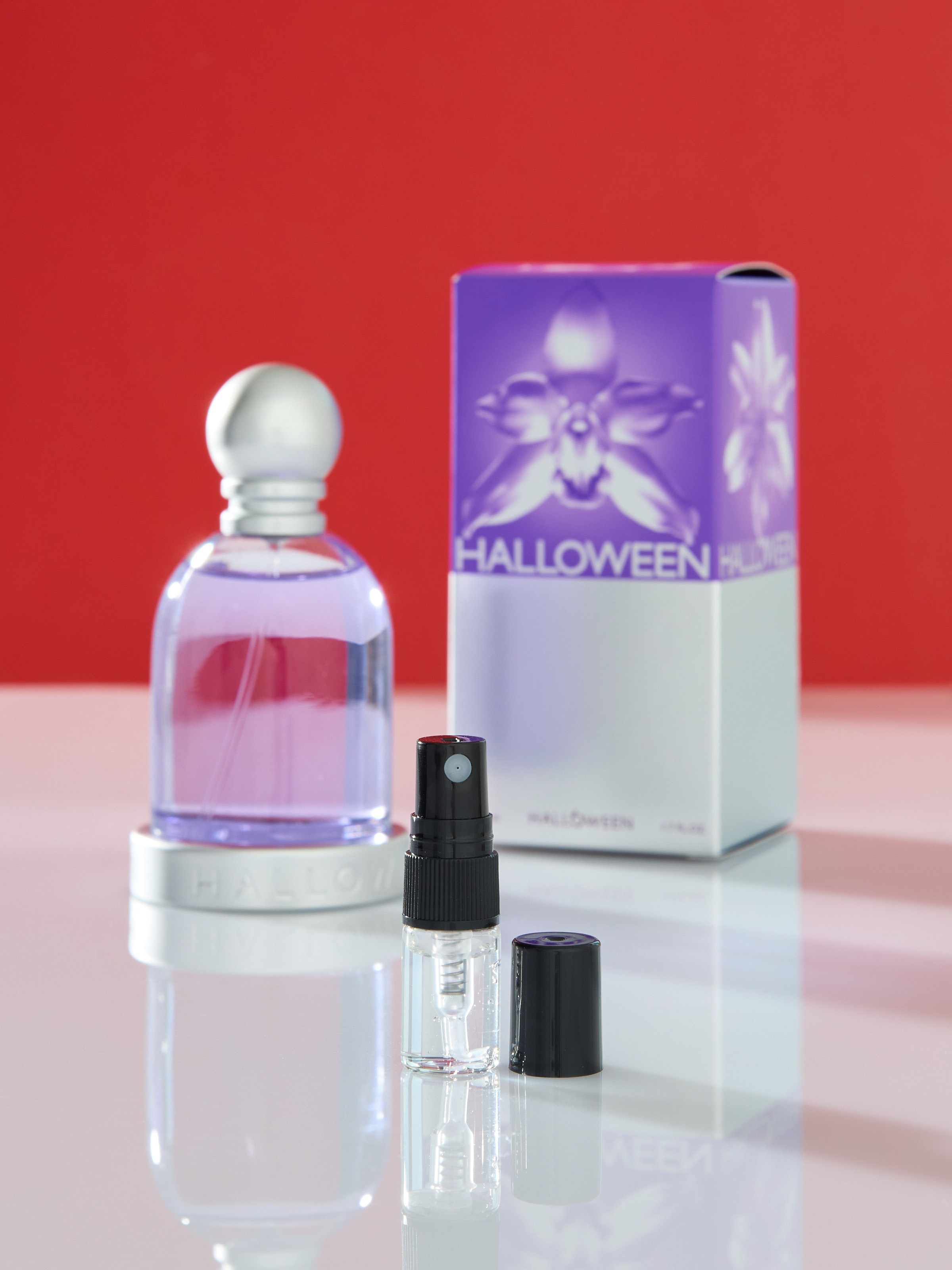 Дозатор с парфюмом на красном фоне | Съемка для Wildberries
