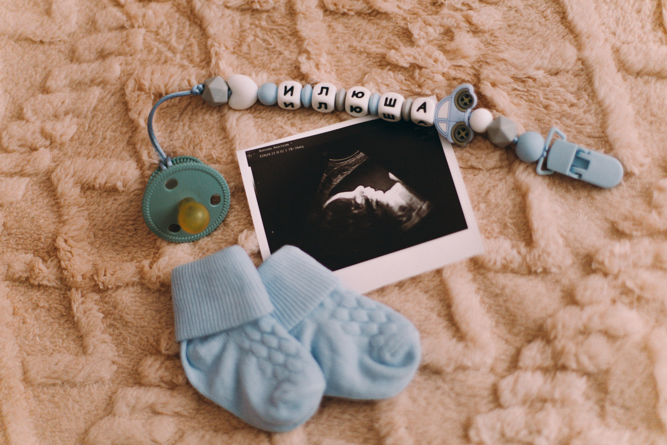 снимок узи, фотосессия беременности, голубые носочки, соска