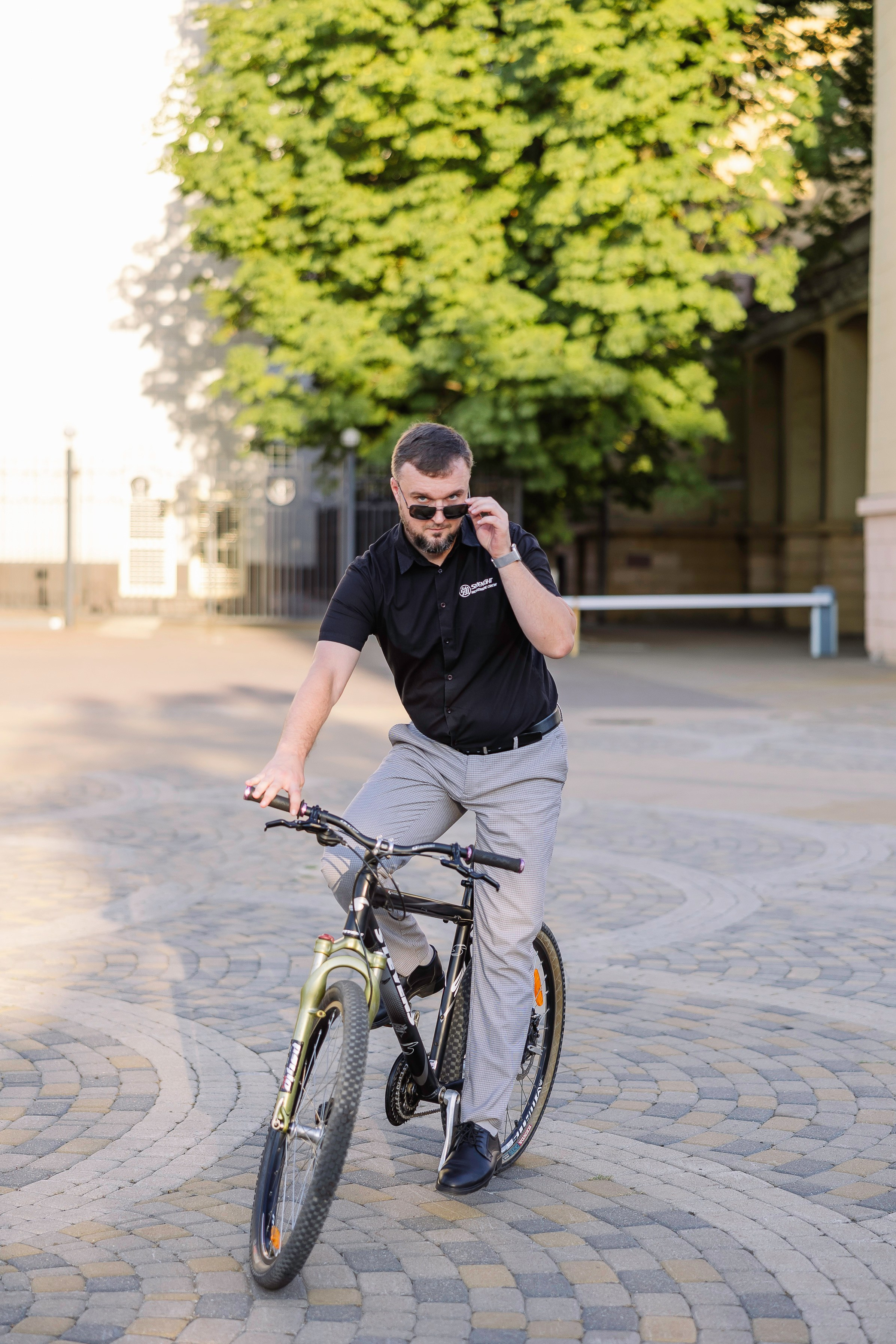 Портрет мужчины в очках на велосипеде 