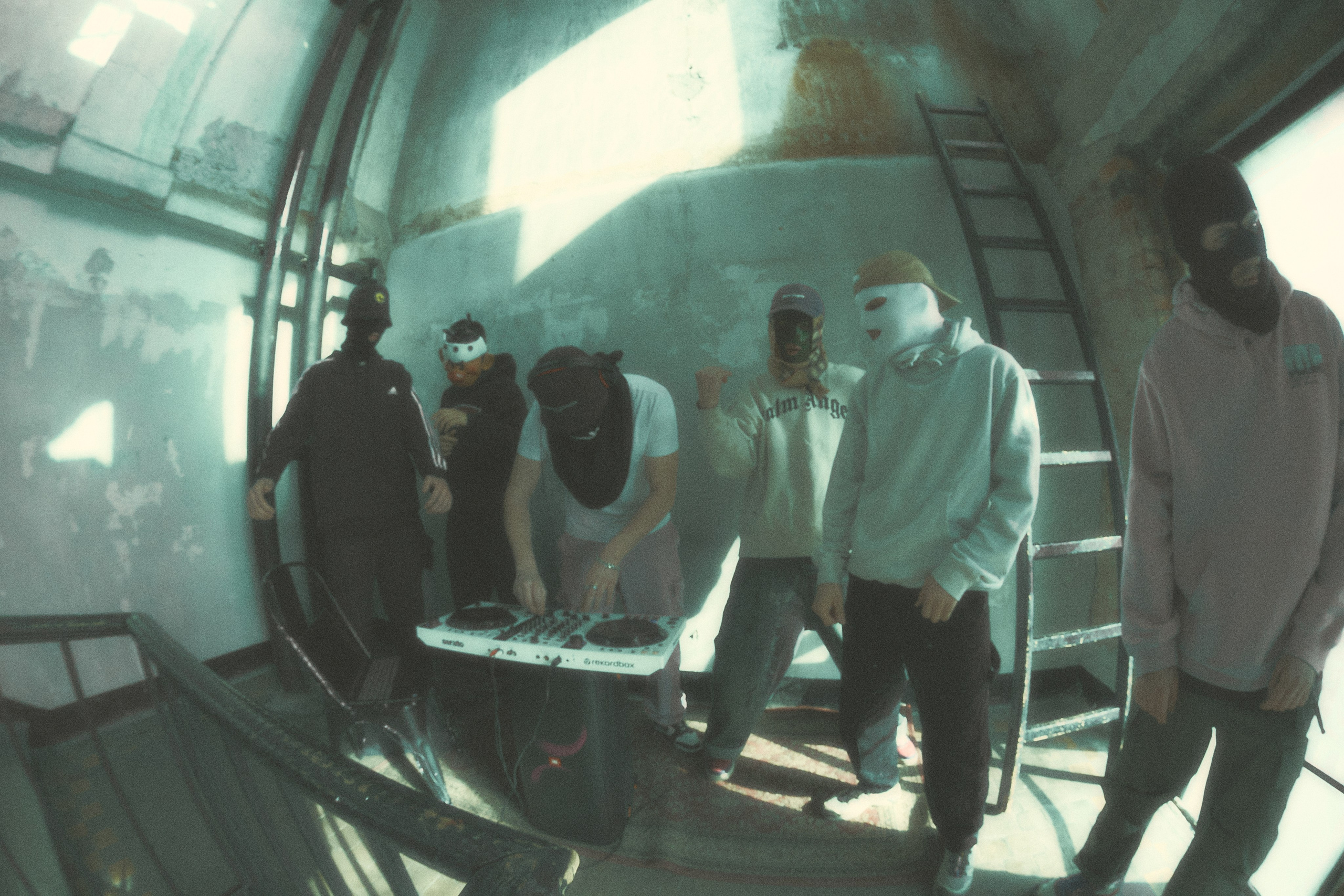 DNK. Московский фотограф WHRMZD