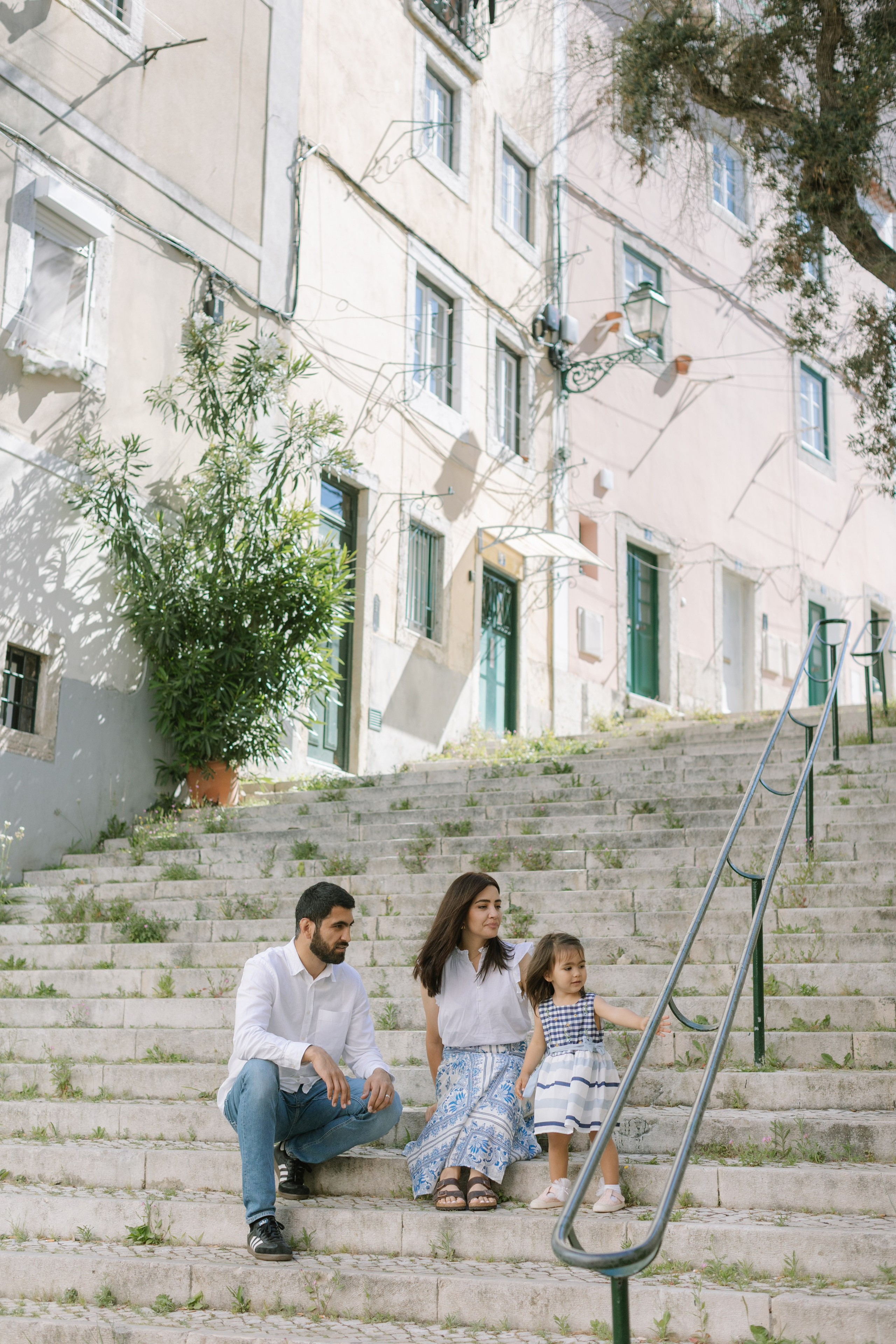 Family photo shoot on the streets of alfama. Свадебный и женский фотограф в Лиссабоне Яковлева Ольга