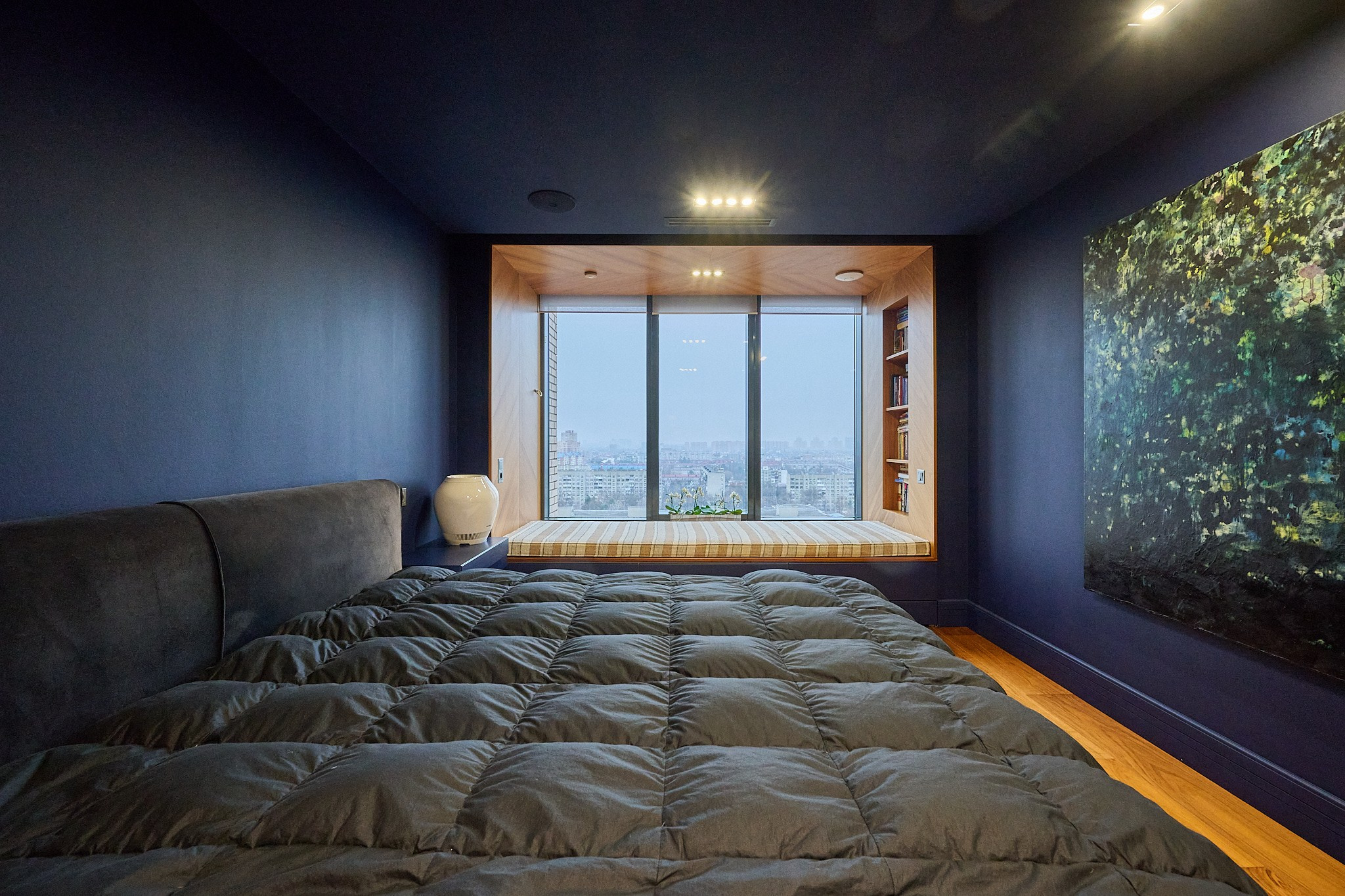 комната с синими обоями черной кроватью 