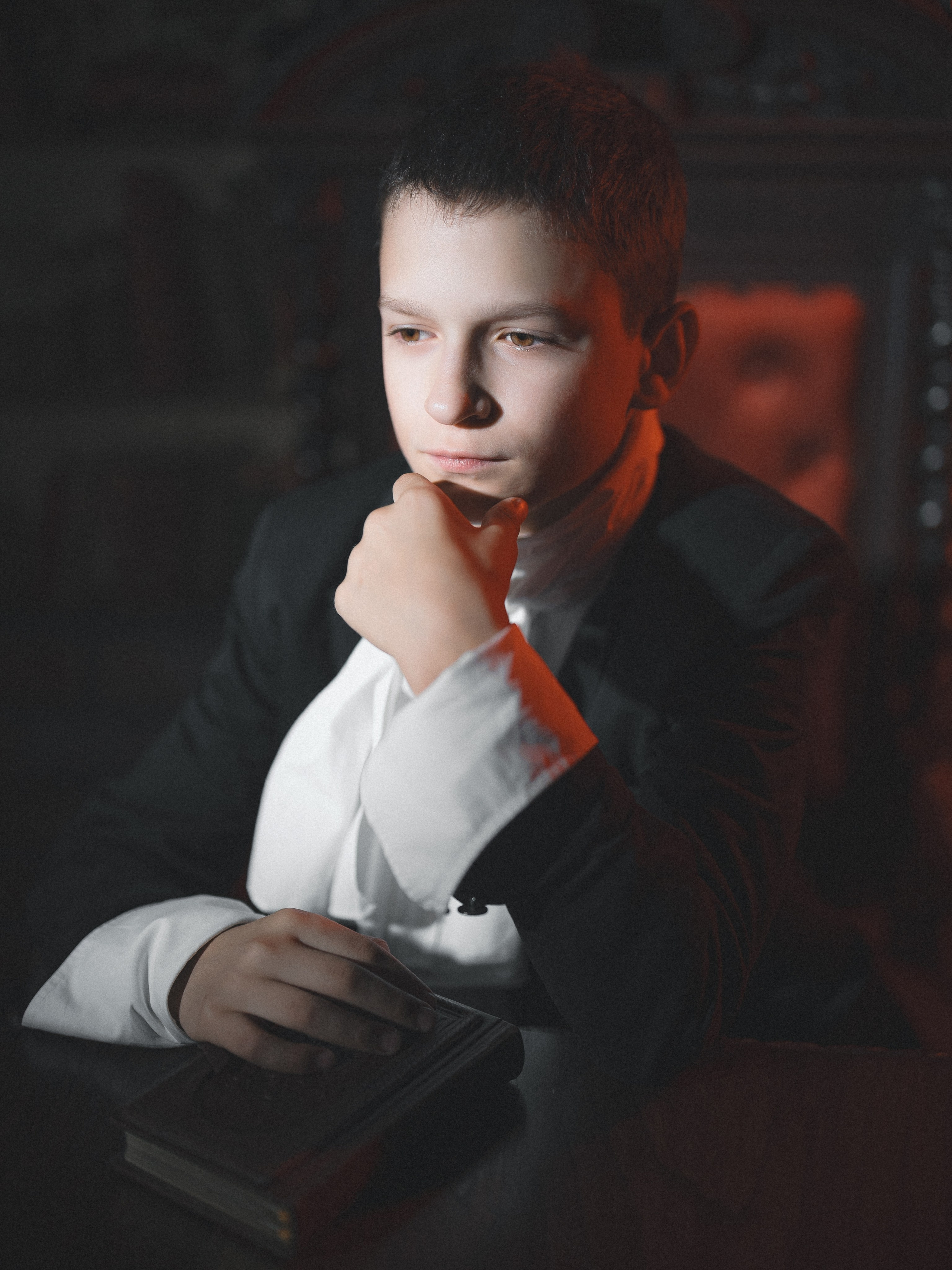 Примеры стилизации портретов и нестандартного света. Фотограф Олег Сотник