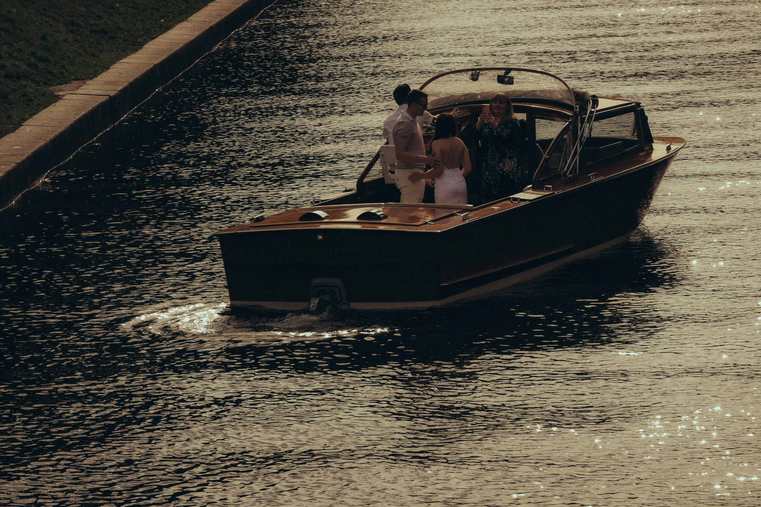 СВАДЕНБНАЯ СЬЕМКА НА КАТЕРЕ ПО КАНАЛАМ САНКТ-ПЕТЕРБУРГА И В АКВАТОРИИ НЕВЫ. Профессиональный фотограф, Санкт-Петербург — Виктория Богомолова